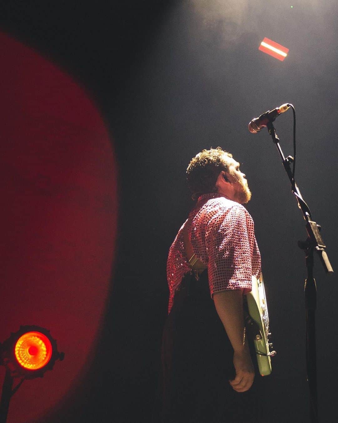 のインスタグラム：「back on london soil and going on tour for the first time in two years I can't wait to scream with you ❤️  ticket link in bio」