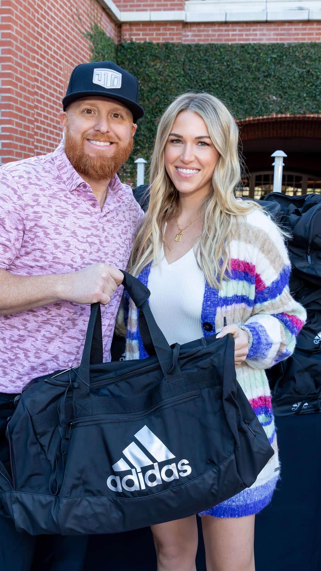 ジャスティン・ターナーのインスタグラム：「Still dreaming of the JT Golf Classic swag bags.. 😍 Which item was your fav? ✨   🎥: @vaynersports」
