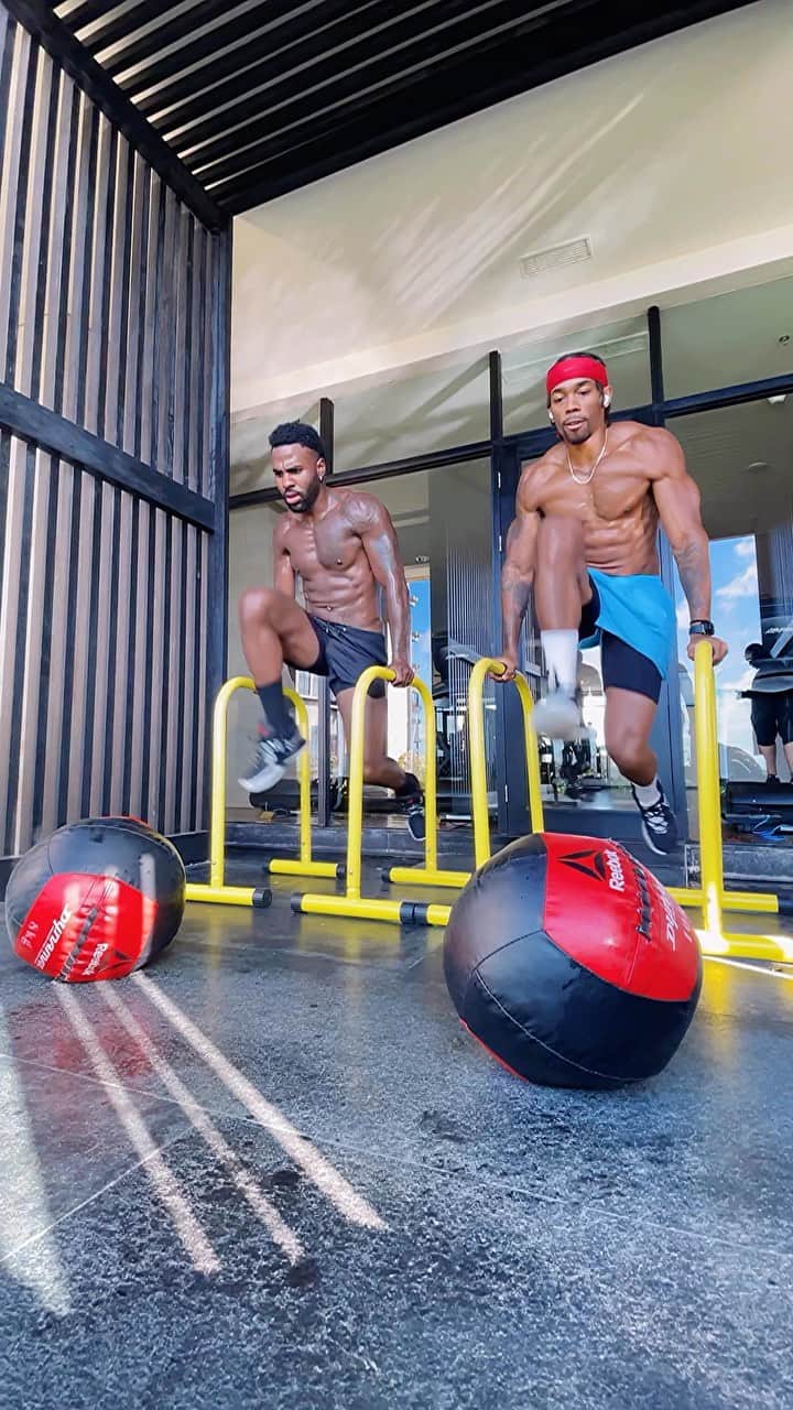 ジェイソン・デルーロのインスタグラム：「Always crazy when me and bro get in the lab. Tag your workout partner 💪🏾💪🏾」