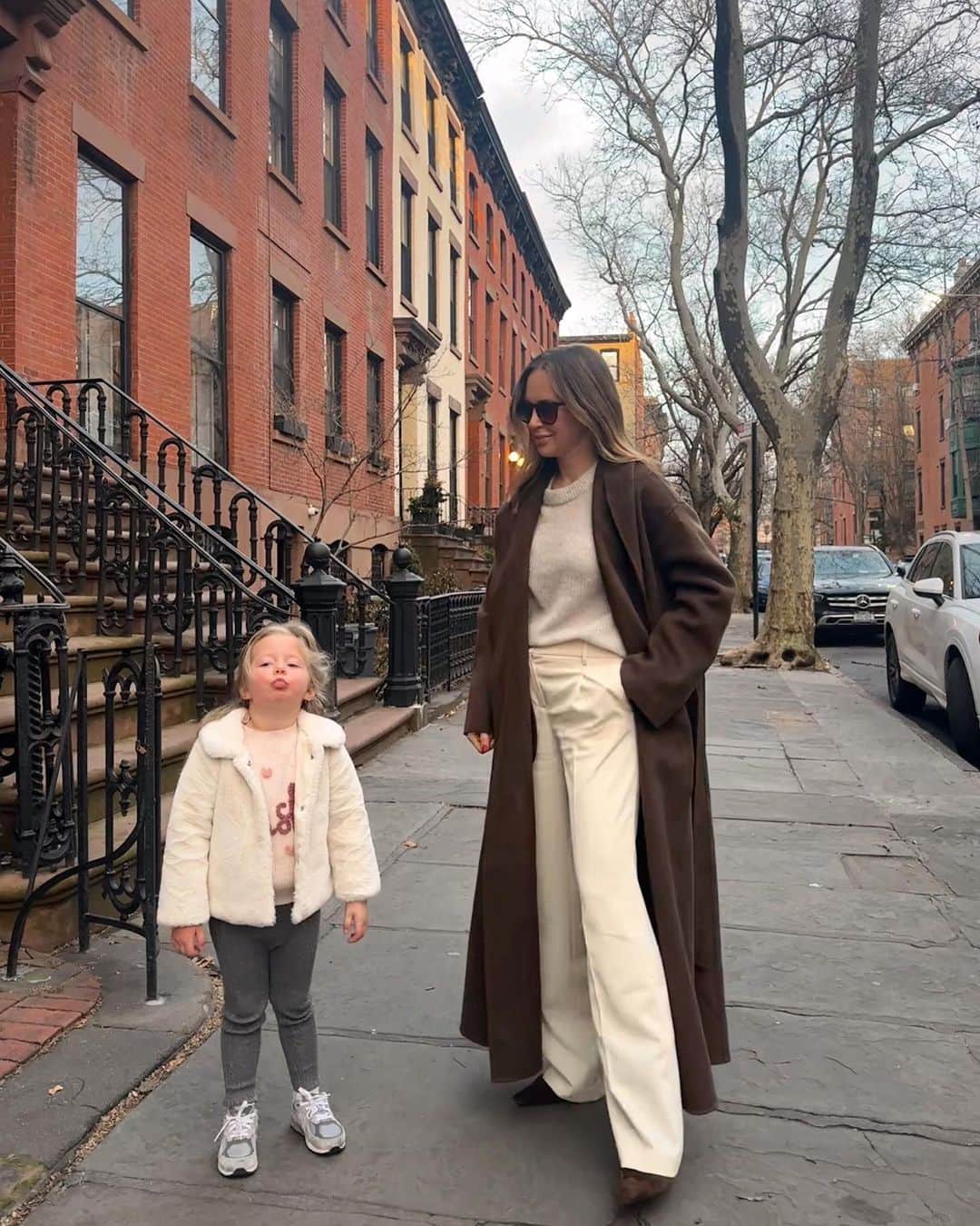 Helena Glazer Hodneのインスタグラム：「Brooklyn Brownstones always inspiring the fit | wearing @nap_loungewear coat (be warned shopping from them), @sezane pants, @khaite_ny boots, @everlane sweater, @colorsinopticsltd 'wooster' sunglasses.」