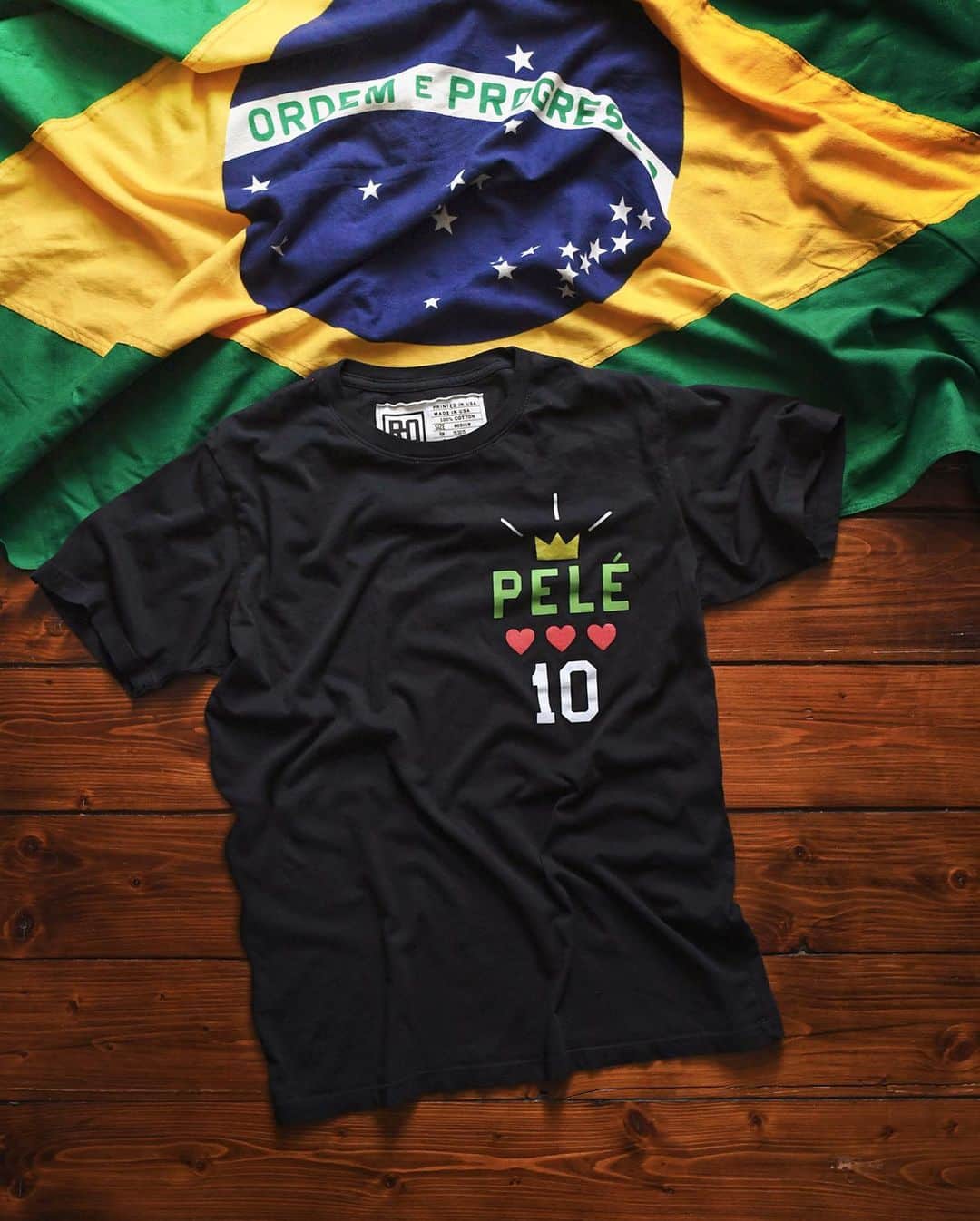 ペレさんのインスタグラム写真 - (ペレInstagram)「"O amor é a coisa mais importante que podemos receber na vida. Digam comigo: "Amor! Amor! Amor!"  Nenhum atleta individual significou mais para o mundo que o Pelé. Cresceu no Brasil como uma criança pobre. Na adolescência, se tornou um atleta profissional. Aí veio a Copa do Mundo. Viajou o mundo e espalhou gentileza e grandiosidade, tanto nos campos quanto no seu ativismo. No fim de sua vida, era rico, mas não de bens materiais. Rico de amor.  Esse era o lema do Pelé. Amor! Amor! Amor! Isso é o que o tornou o maior.  Junto de nossos parceiros @rootsoffight, honramos o Rei com uma nova coleção, que celebra sua vida e legado.  Todos royalties vão para a Fundação Pelé para honrar e manter o trabalho da vida do Rei, ajudar a tornar o mundo um lugar melhor. Saiba mais em pele10.org e compre na rootsoffight.com.  #Pelé #10 #RoostofFight #KnowYourRoots  .  “Love is more important than what we can take. Say it with me — “Love! Love! Love!”   No singular athlete has meant more to the world than Pelé. As a child growing up in Brasil, he was poor. By the time he was a teenager he was a professional. Then came the World Cup. He traveled the globe and spread good will, both through his play on the pitch and through activism off it. At the end he was rich, yet not with material things. With love.  That was Pelé's message. Love! Love! Love! That’s what fueled his greatness.   Along with our partners @rootsoffight, we pay tribute to the King with this new collection celebrating his life and legacy.  All royalties go to the Pelé Foundation to honor and help continue his life's work, helping to make the world a better place. Learn more at pele10.org and shop at rootsoffight.com.   #Pelé #10 #RootsofFight #KnowYourRoots」3月11日 3時32分 - pele