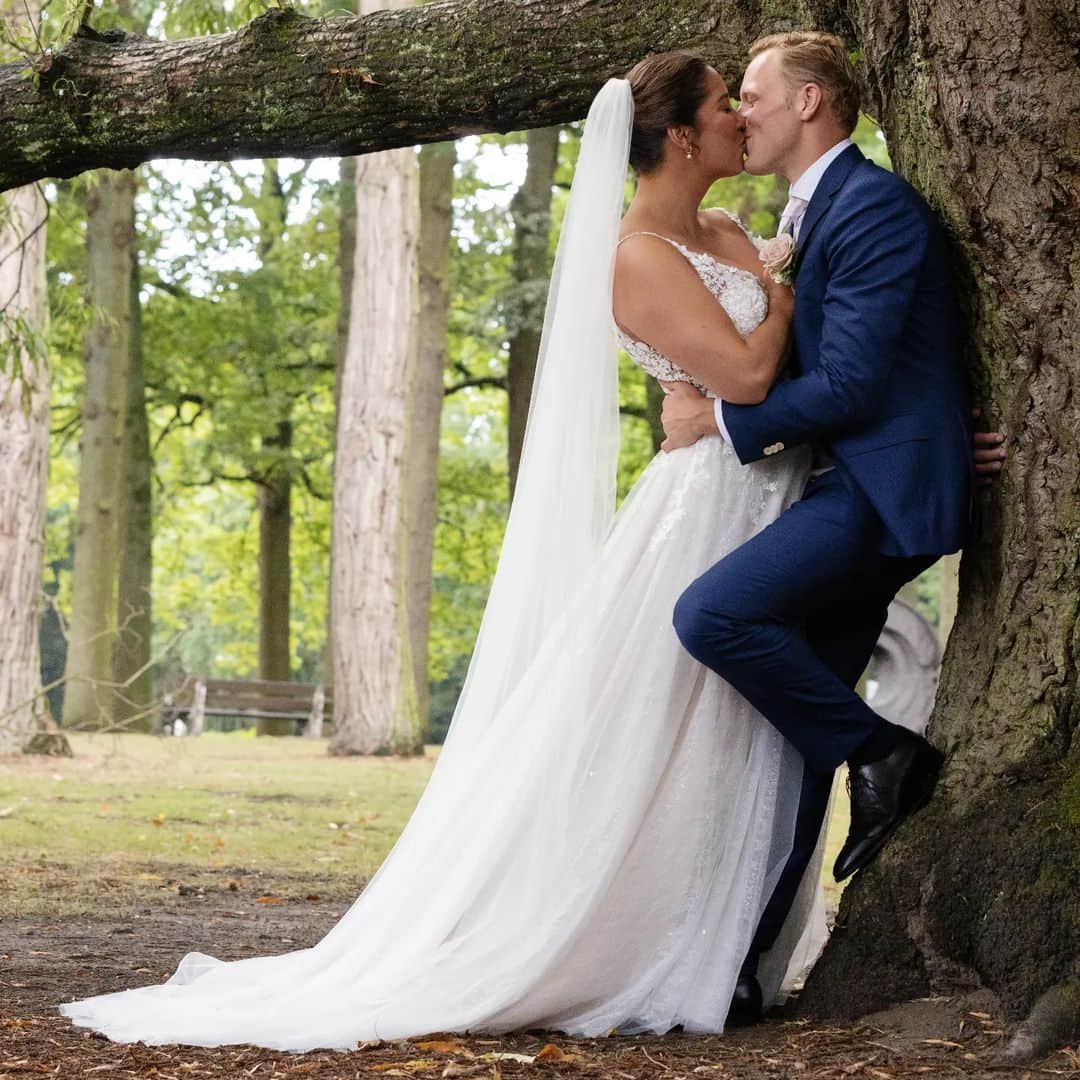 ラノミ・クロモウィジョジョのインスタグラム：「Time flies! Alweer 6 maanden samen als man en vrouw ❤」