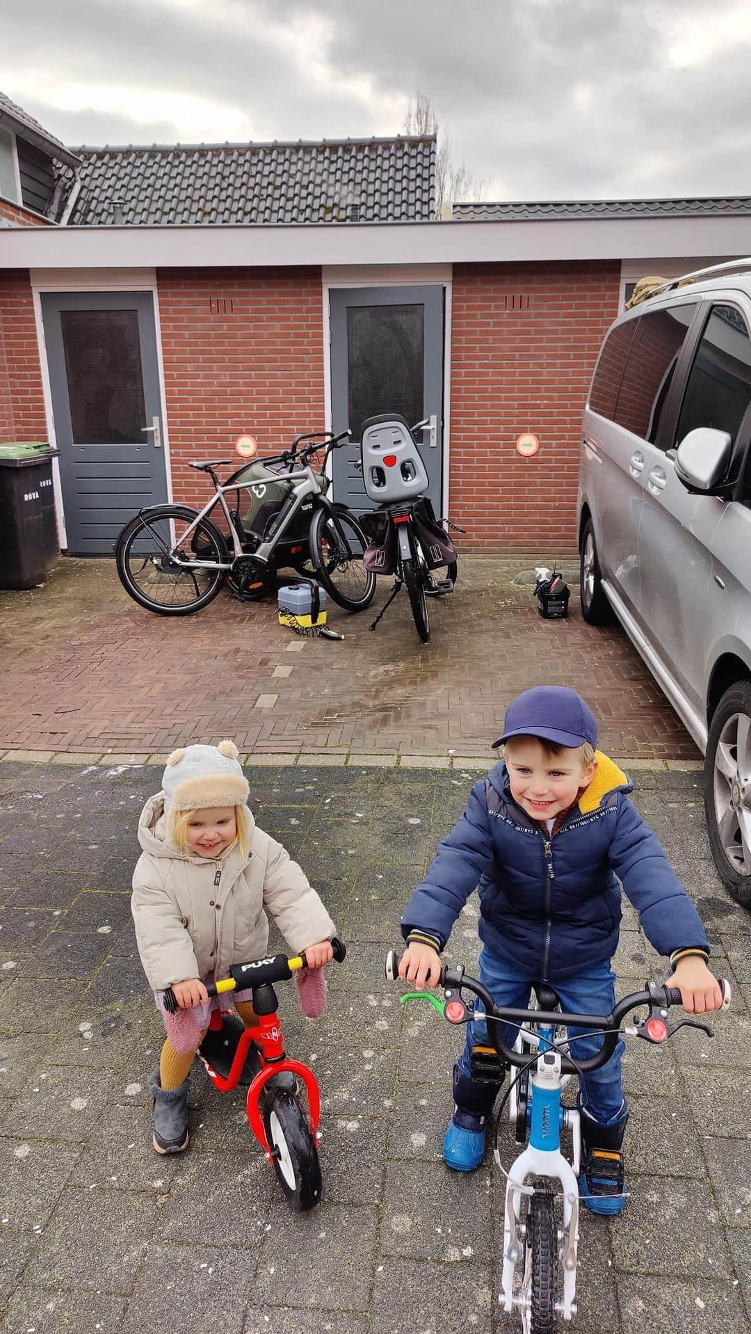 マルセル・キッテルのインスタグラム：「Teaching them young! They love to clean their bikes. 😂 💦 What you can‘t see: after 3 minutes I ended up doing all the work... 🎉  P.S. Lex chose the song for this Reel. 😅👌🏼 #cycling #cyclinglife #cleaningbike #motivation #rosebikes」