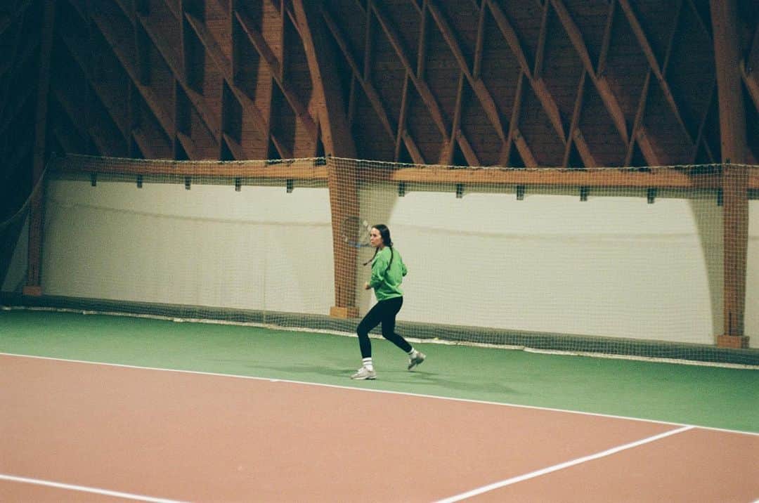 emilyのインスタグラム：「Happiest when I’m on the court 😋😋😋 by @karlhab at my favorite tennis club in Paris」