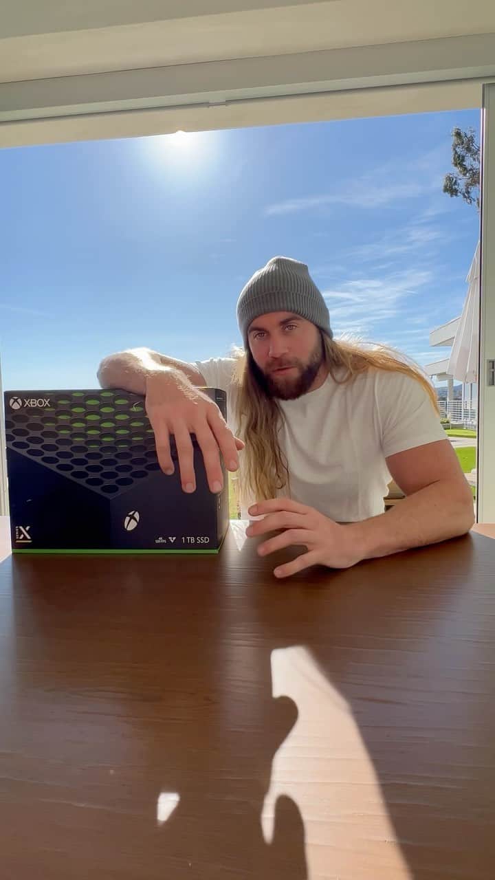 モデル、ブロック・オハーンのインスタグラム：「#ad Never imagined I would be in a video game! Check it out at historyoftheworldpartii.com All episodes of @historyoftheworld are out now on Hulu!  NO PURCH NEC. Void where prohibited. Ends 11:59PM EST on 4/3/23. US & DC, 18+. Rules: https://hulu.tv/HOTW #historyoftheworldpart2」