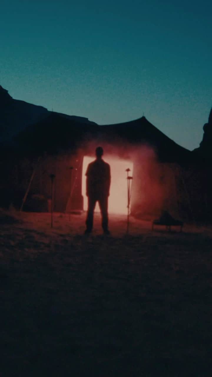 R3habのインスタグラム：「RUN TILL DARK • OUT NOW 🌒🏃🏽‍♂️」