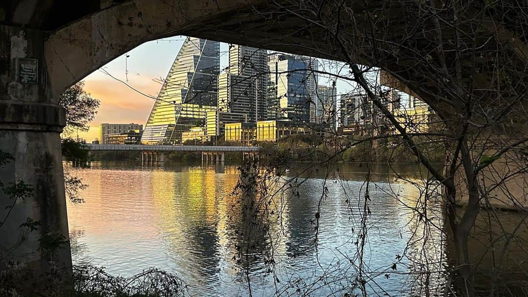 クリスティー・ヤマグチさんのインスタグラム写真 - (クリスティー・ヤマグチInstagram)「Some cool things in Austin TX- watching the bats 🦇 emerge from their bridge home at dusk to go feed. Apparently this is the 2nd largest urban bat colony in North Am. 100,000 👀  And TX BBQ! Yummmm 🎥: @michjcollier」3月11日 4時57分 - kristiyamaguchi