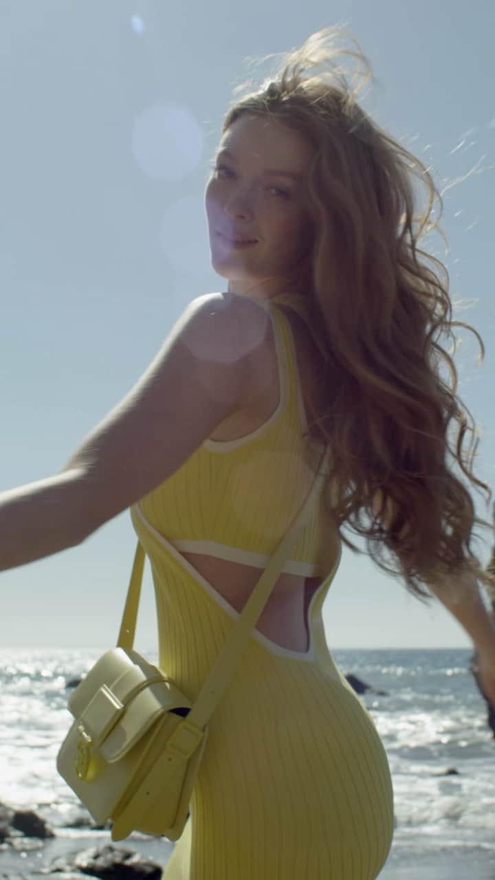 Larsen Thompsonのインスタグラム：「Feeling of the ocean breeze in beautiful @longchamp SS23 collection💛  #LongchampBoxTrot」