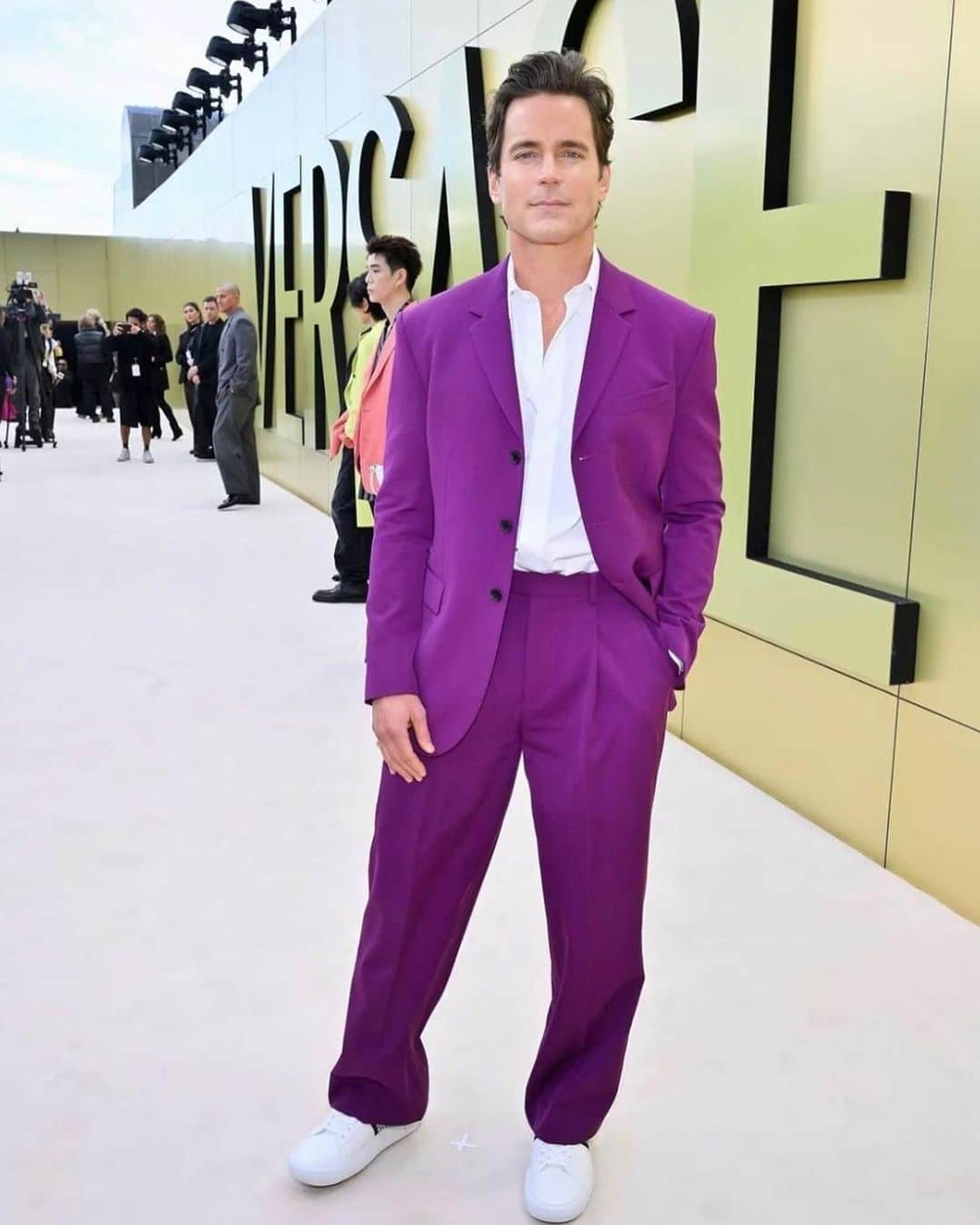 マット・ボマーのインスタグラム：「Thank you @versace for an unforgettable night. Styled by the 1️⃣ and only @warrenalfiebaker. 💇‍♂️: @joannapford 📸: @bucknerphoto @emmaeliza @gettyimages」