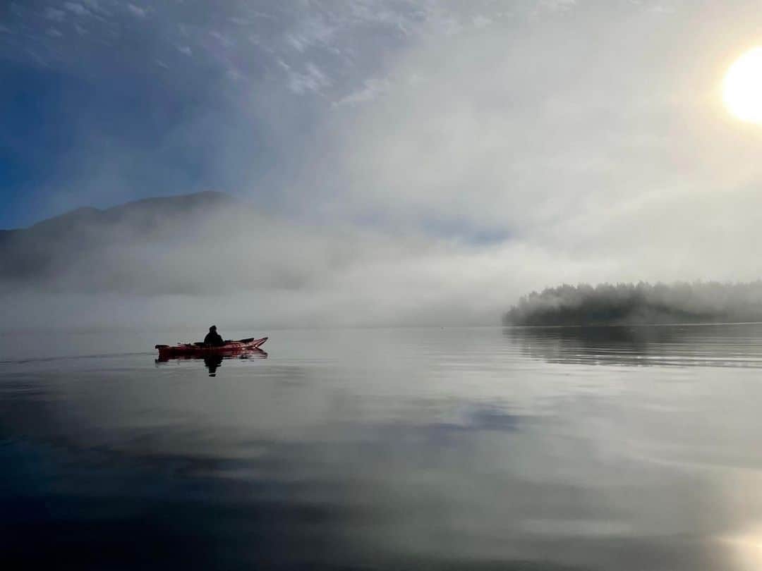 サイモン・ネスマンのインスタグラム：「Bring a group to @cedarcoastcentre this summer and enjoy our guided kayak tours in the majestic waters of Clayoquot Sound, British Columbia.」