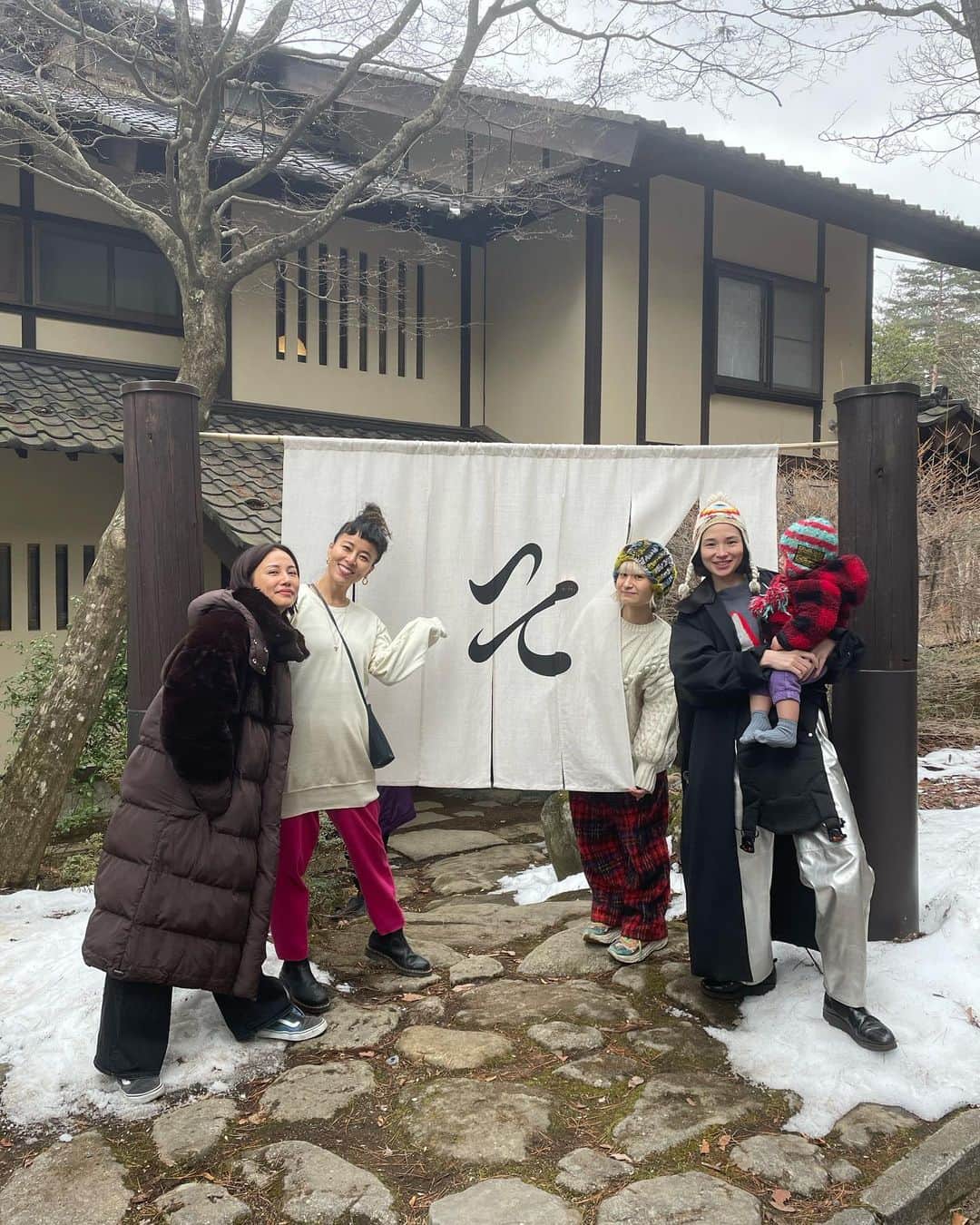 渋木さやかのインスタグラム：「⠀ 少し前にみんなで行った長野県安曇野🏠🗻 @sobahouse_azumino  ⠀ 初めて蕎麦打ち体験したのだけど 夫が意外と上手かった！ パスタも茹でたことないのに、やりおる…！  ⠀ 小さなスキー場へも行き子供たちはスキー教室。 みんな白馬の大きいところ行くでしょ？ あえて2コースしかないスキー場で伸び伸び。 ドングリはリフト乗ったのが一番楽しかったみたい！ まだ滑れないから、危ないからって決めつけて、下でコチョコチョやらすより、リフト乗せた方が上達が早かった🥹✨過保護だったのかなぁ、わたし🙃  ⠀ @sobahouse_azumino も貸し切りお宿でワイワイ楽しかったなぁ！温泉もサウナもご飯も最高でした。  ⠀ @marco149 @eri_toriyama @juliashortreed  まるちゃんアテンドも美味しいご飯もありがとう〜♡ えりもジュリアもありがと〜！ ⠀  #ドングリtrip」