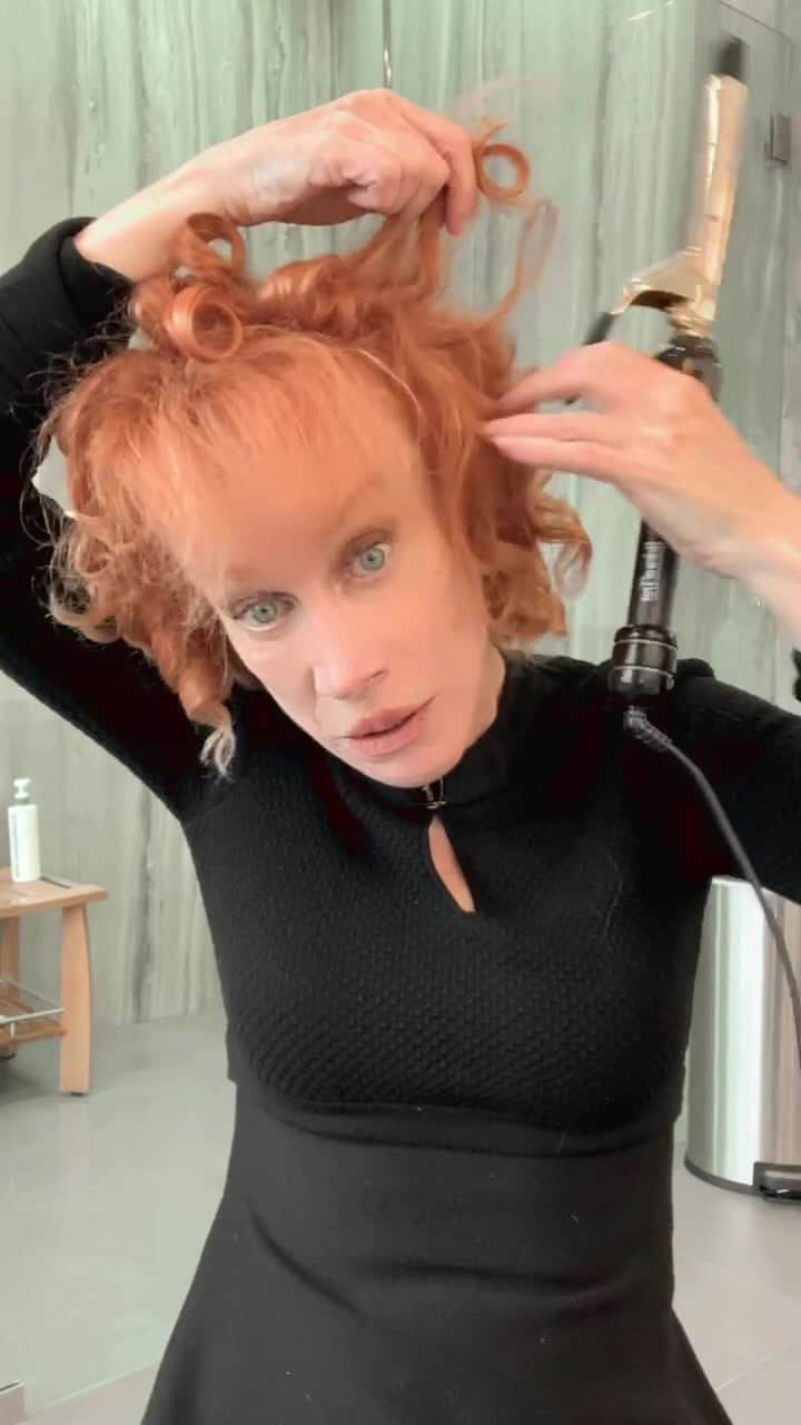 キャシー・グリフィンのインスタグラム：「This is Long. Good luck everybody. 🥰😂🤷‍♀️」