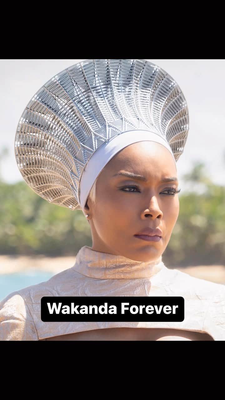 ルピタ・ニョンゴのインスタグラム：「Join me in giving @im.angelabassett her flowers ahead of the #Oscars and after all her tremendously deserved recognition this awards season. 💐🫶🏿 Long may she reign! 👑 #WakandaForever」