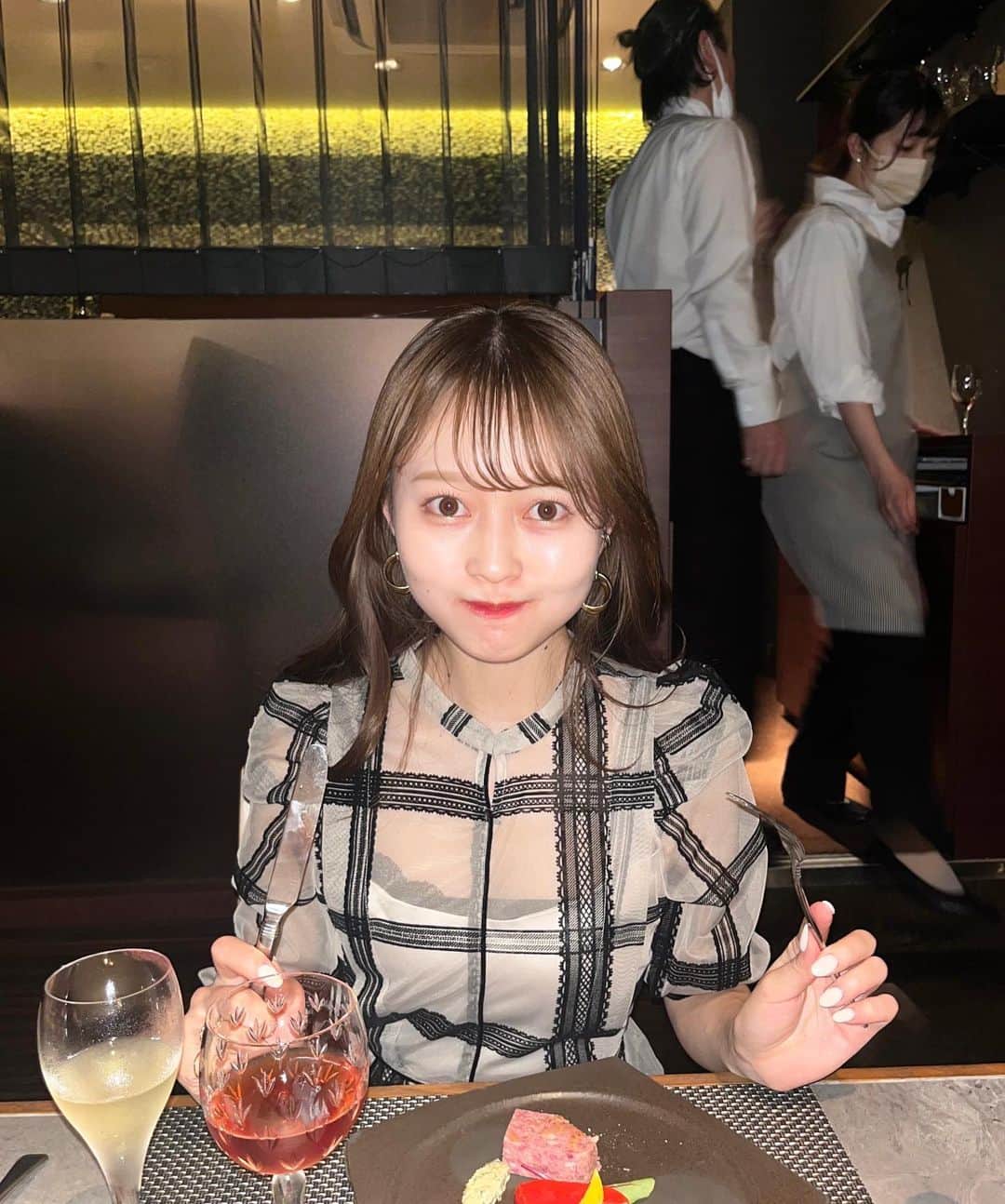 KAWABENIKIのインスタグラム：「どのお料理も本当に美味しかった🙄  ⠀ ⠀ ワインの種類が豊富で沢山飲み比べできたよ🍷 お料理一皿一皿ごとにペアリングのワインがあるの🥹 絶対また行きたい☺︎ 人形町から徒歩3分ほどです✨ グルメアカウントになりつつある…笑 @bubbino2013  ⠀ ⠀  #オステリアブッビーノ #osteriabubbino #pr #人形町グルメ #日本橋グルメ #人形町イタリアン #日本橋イタリアン   @une_fleur_aki  @une_fleur_eyelash   Unefleur池袋店で パリジェンヌラッシュリフトをして頂きました🥰 目元ぱっちりで嬉しい🥹」