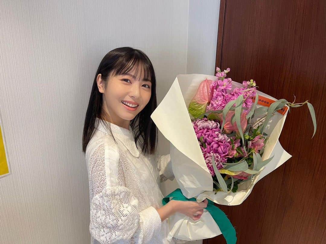 浜辺美波のインスタグラム：「[#浜辺美波 公式Twitterより　2023.3.7]  youtu.be/lTbVP9_PauI  『日本コカ・コーラ株式会社』 コカ･コーラ社 プラズマ乳酸菌 免疫ケアシリーズ 「おいしくて、毎日つづく。」篇 公開されましたー👶!! 美味しく飲みながら免疫ケア出来ちゃうんです👶 ぜひチェックしてみてくださーーいっ  め👶ん👶え👶き👶け👶あ👶」