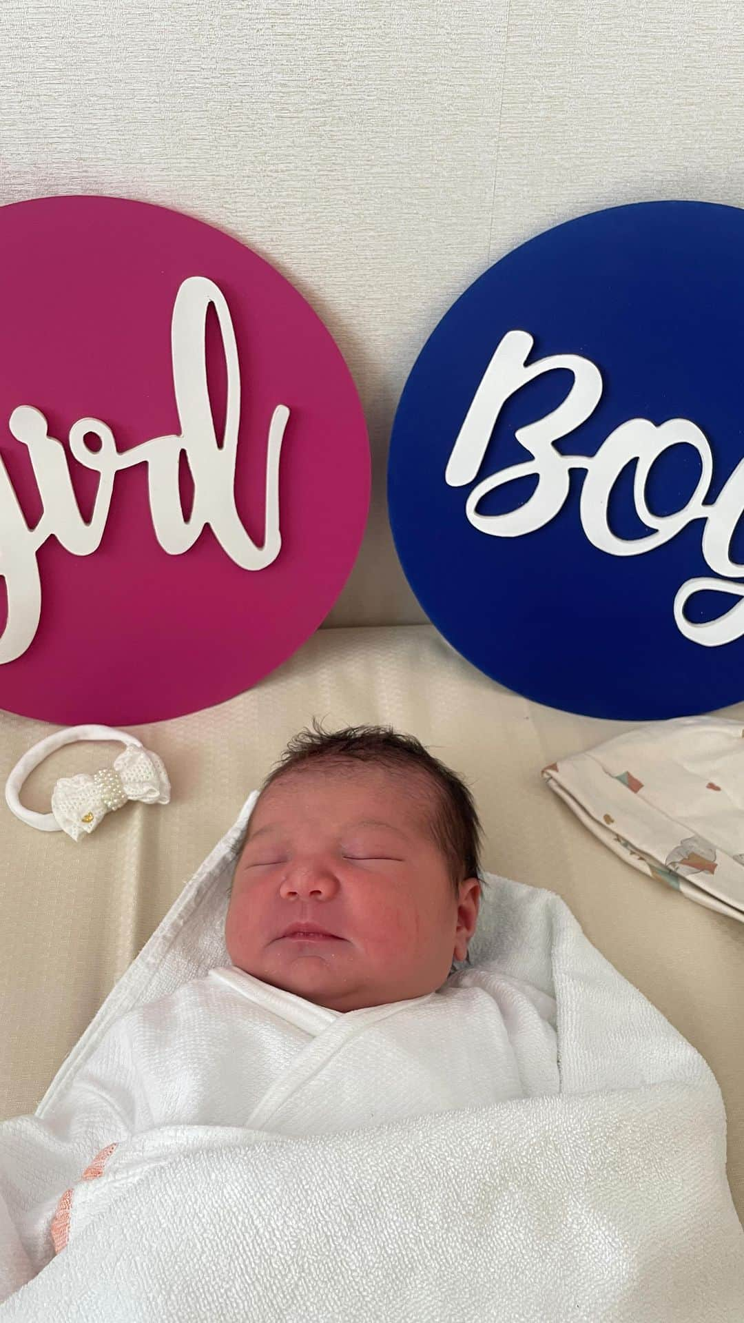 ホベルト・サトシ・ソウザのインスタグラム：「Quem acertou??? 🎀🧢 Me conta nos comentarios🤭  #baby #newborn #babyreveal #boyorgirl  #girlorboy #revelacaodosexo #revelacao #reels #baby3 #babysouza #robertosatoshisouza」