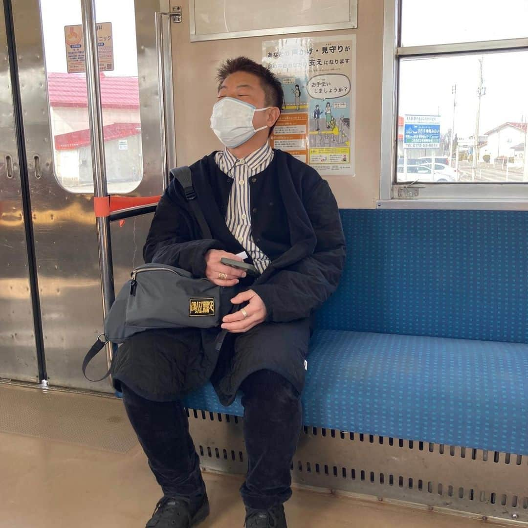 栗原心平さんのインスタグラム写真 - (栗原心平Instagram)「平川市２日目はデザートからのお肉(サガリ)。 平カワ子さん(調べてみて💚)のドリンクとデザートをいただいてから、水木精肉店さんでバーベキュー。牛サガリ、豚サガリ堪能いたしました😋 サガリ肉とはいわゆるハラミなのですが、横隔膜と単衣に分類するのではなく厳密には腰椎に接する部分のようです。差し入れのブッカーズと共にほろ酔い(ベロ酔い)で泣く泣く帰途に。 弘南線でゆっくりと帰りましたとさ。(1時間に一本しかないから逃したらアウト)平川市の皆さんありがとうございました。また友達増えたww #栗原心平 #shimpeikurihara #青森県 #平川市 #サガリ #サガリ肉 #平カワ子 #プリン絶品 #サガリ悶絶」3月11日 15時18分 - shimpei_kurihara