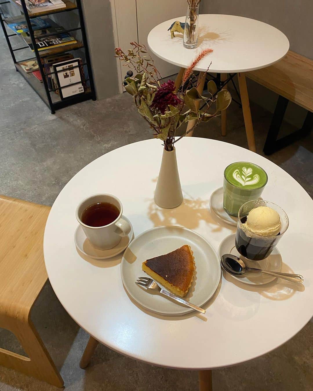 横田萌のインスタグラム：「. . 姫路城近くにある、 お洒落カフェ〜☕️💗  #kuuhakucoffee  #姫路カフェ #姫路cafe  #関西カフェ #関西cafe」
