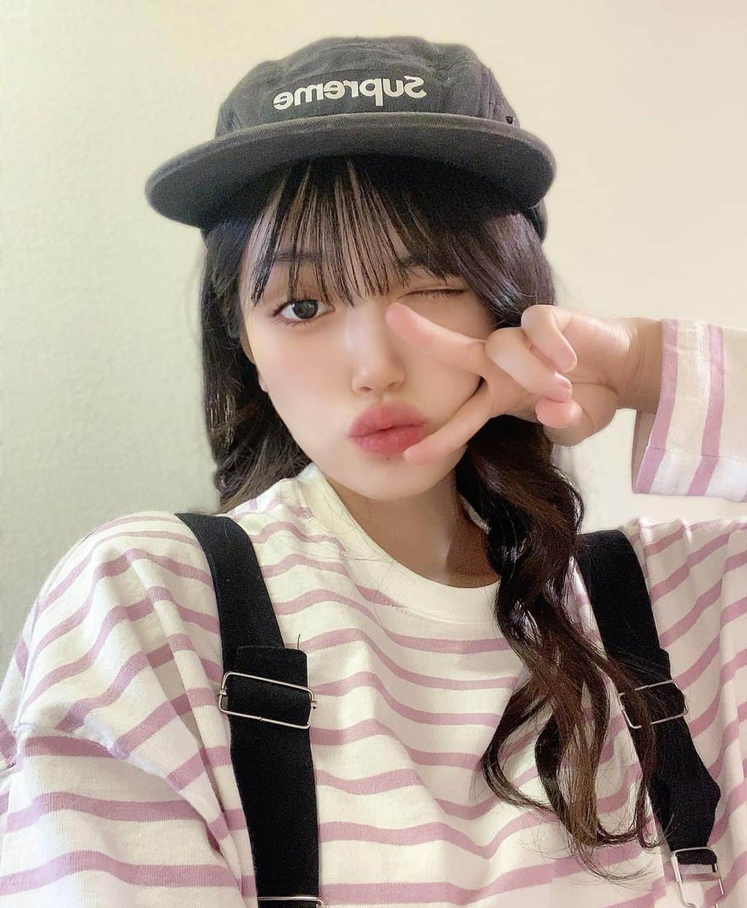 のインスタグラム：「ピンク🌸🫖🌷🐇🎀🏳️‍⚧️❤︎  今月中に引っ越し終わらせるゾ✊🏿✨ 基本なんもやらないけど… 何でも屋にお願いするタイプ😇笑  とりあえず住みたいところに物件なさすぎて （投資･貸し出し用で）買ったところに 一旦住む事にしたんだけど…、 田舎すぎて駅もすぐ近くにないし、 周りになんもねぇ。。ド田舎😭😭😭 子供がとにかくいっぱいいる町💕  今後もっと外出しなくなる(出来なくなる)と思います😅💦。。 宜しくお願いしますwww 車無いと無理なので、運転の練習する🚗💭  体調が良くなったらいっぱい外出したい気持ち🛩🗾💭  春コーデ🌸 tops @grl_official [fo1710]ピンク overall @merrylatte_official  cap @supremenewyork   #グレイル #grl #グレイル購入品 #グレイルコーデ #grl購入品 #grlコーデ #プチプラコーデ #プチプラ #高見えコーデ #大人コーデ #韓国ファッション #韓国コーデ #韓国  #かわいい  #エロ可愛い  #美女 #美人 #インスタ映え #清楚系女子 #清楚コーデ #エロボディ #スタイル抜群 #マタニティコーデ #カフェ巡り #巨乳美女 #モデル #パステルカラー #ピンクコーデ #春コーデ #フェミニンコーデ」