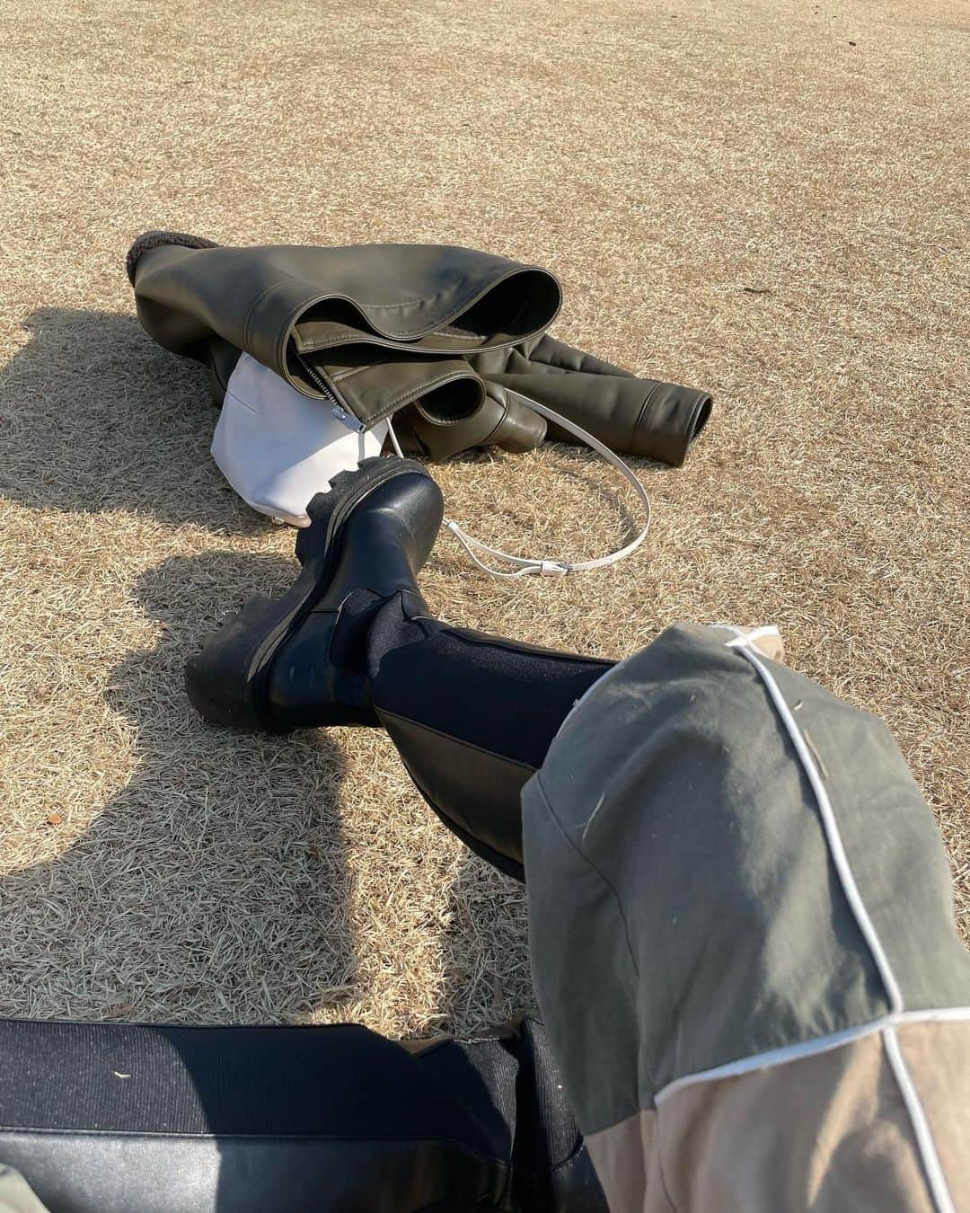 森摩耶のインスタグラム：「芝生にごろんごろんできる幸せ🥰 #春」