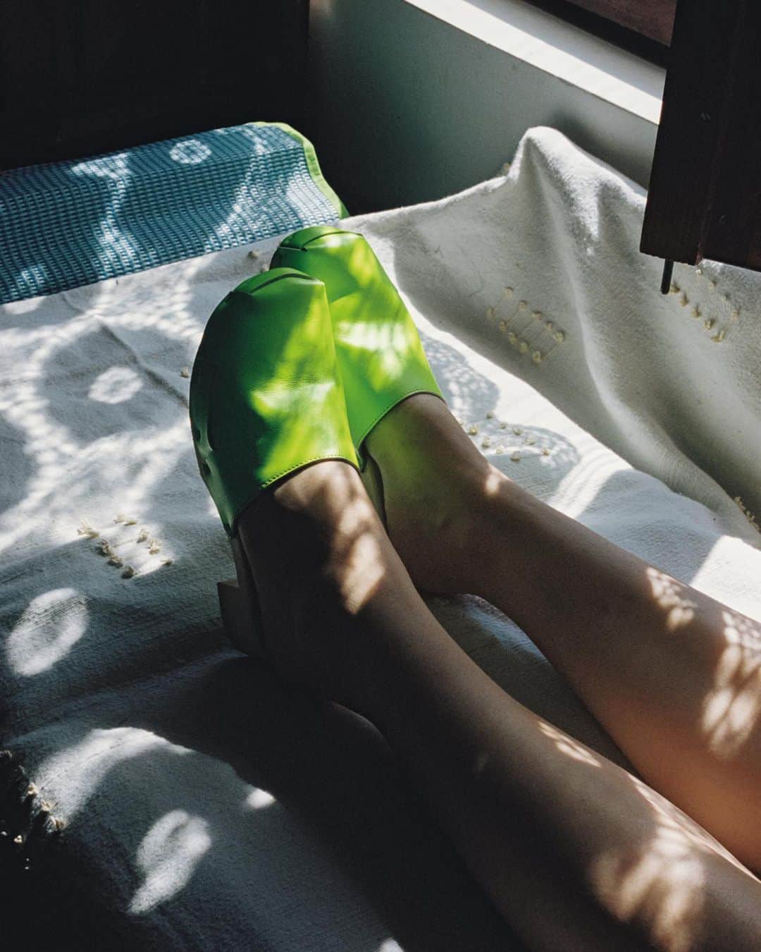 のインスタグラム：「Rocco Nomad in 🍋  the brightest colors for this Spring + both online and at store + Vienna shop OPEN today 11-15h + #rosamosa #rosamosavienna #nomadshoes #rosamosashoes #brighyellow #lime #fluoroshoes #wien #vienna #schleifmühlgasse #freihausviertel  + photo @nekomunikata @maison_image  styling @svilasvila  model @marijastrajnic」