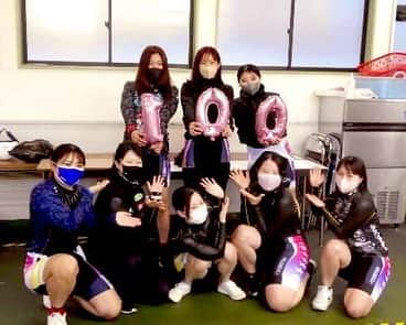 鈴木奈央のインスタグラム：「. 祝100勝🥇 . 2023.03.07 佐世保競輪場で100勝を 達成することが出来ました✌️ . 次は200勝！！！ また一戦一戦、頑張っていきます👊🏻❤️‍🔥 . みんなに沢山お祝いして貰い とても嬉しかったです🫶🏻 ありがとう🥰 . #100勝  #佐世保競輪場 #3月7日  #ガールズケイリン  📸東スポさん」