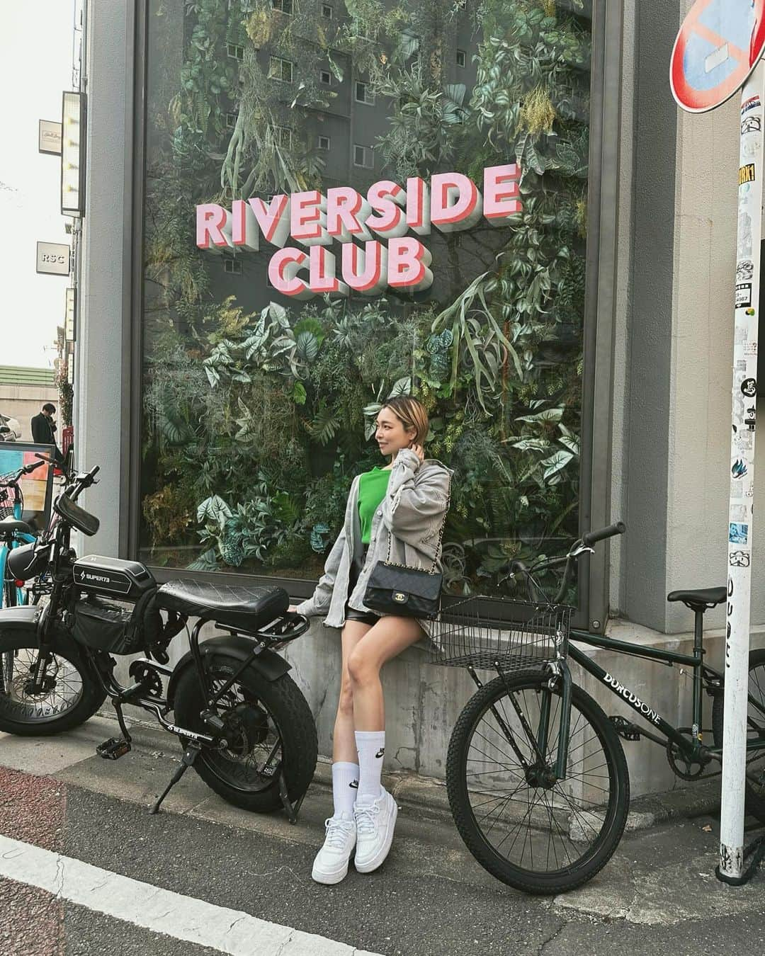 Hitomiのインスタグラム：「❤︎  🔸@riversideclub_nakameguro   店内がめちゃくちゃおしゃれで グラスとかもお店のロゴ入ってて可愛いかった💕 料理までも映えにはもってこい 美味しかわいい💓🫣🍝  目黒川沿いにあるので 春になると一面桜だらけになるみたい🥰 その時期また行ってみよう🌸  #riversideclub #リバーサイドクラブ　#中目黒　#nakameguro #ランチ　#ランチ巡り #目黒川沿い」