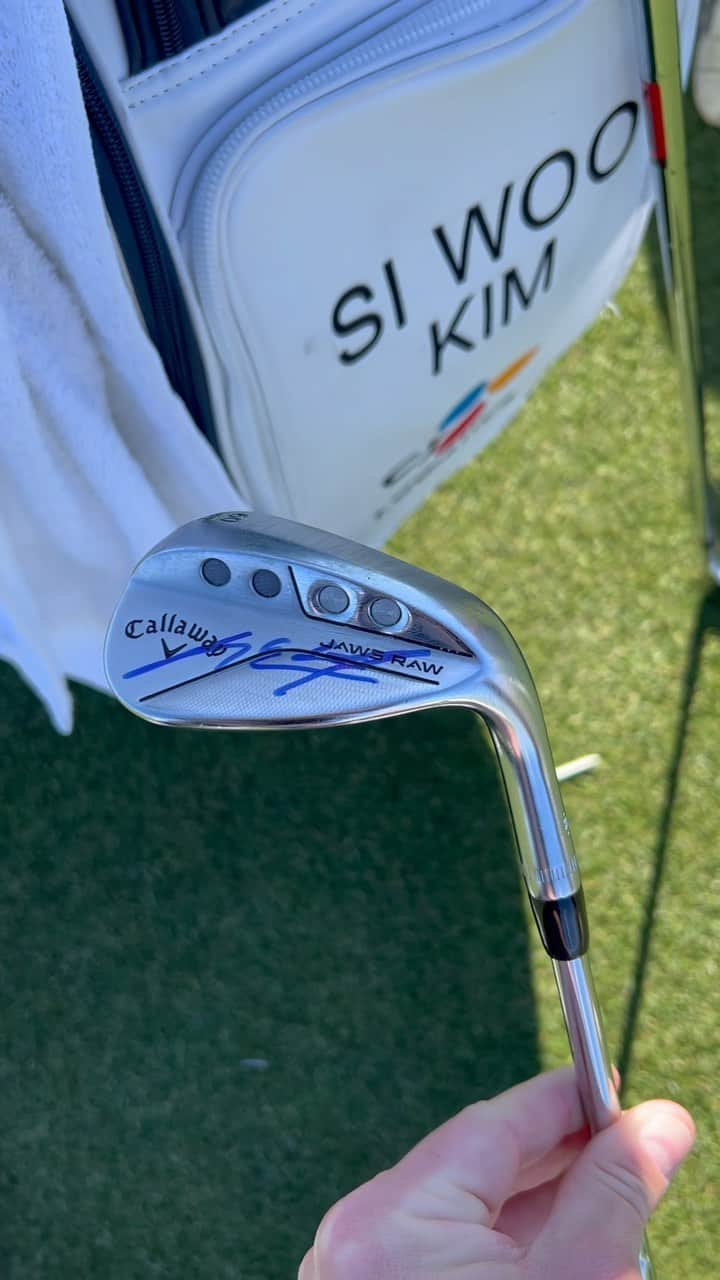 キム・シウのインスタグラム：「⛳️ @siwookim_official Jaws Raw wedge giveaway⛳️ See below how you can win the wedge Si Woo used to chip in on 17 en route to his win at the @sonyopenhawaii this year:  -Make sure you’re following @CallawayGolf & @siwookim_official  -Tag 2 friends in the comments  Sweepstakes end 3/14. One lucky winner will be chosen at random to win. Must be located in the US and following to be eligible. This is in no way affiliated with or endorsed by Instagram. Good luck!」