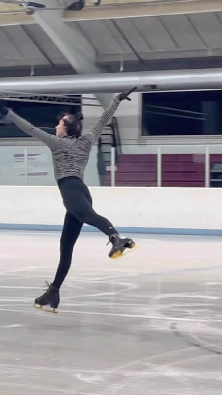 ジョニー・ウィアーのインスタグラム：「10.March.2023 So there I was, dreamscaping, minding my own business… Video starring @princessjax210  #recenthistoricalfootage #bruh #figureskating #learntoskate #dream #fitness #fashion #gold」