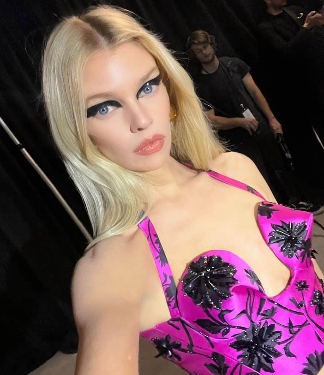 のインスタグラム：「Thank you to the one and only  @donatella_versace for having me be part of this very special show @versace 💘 in our beautiful city of angels.  Such a dream!!! Styled by my love @kjeldgaard1 Thank you to the incredible team @patmcgrathreal @guidopalau 💘 and a huge thank you to @piergiorgio @samuel_ellis @dmcasting 💘」