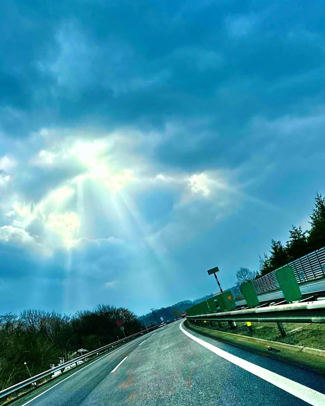 谷川じゅんじのインスタグラム：「Be luminous. ひかりあるほうに。 道は続く。 日々生きることに感謝。 ひかりあれ。 #311 #goodvibesonly #goodneighbors #thisisjapan」