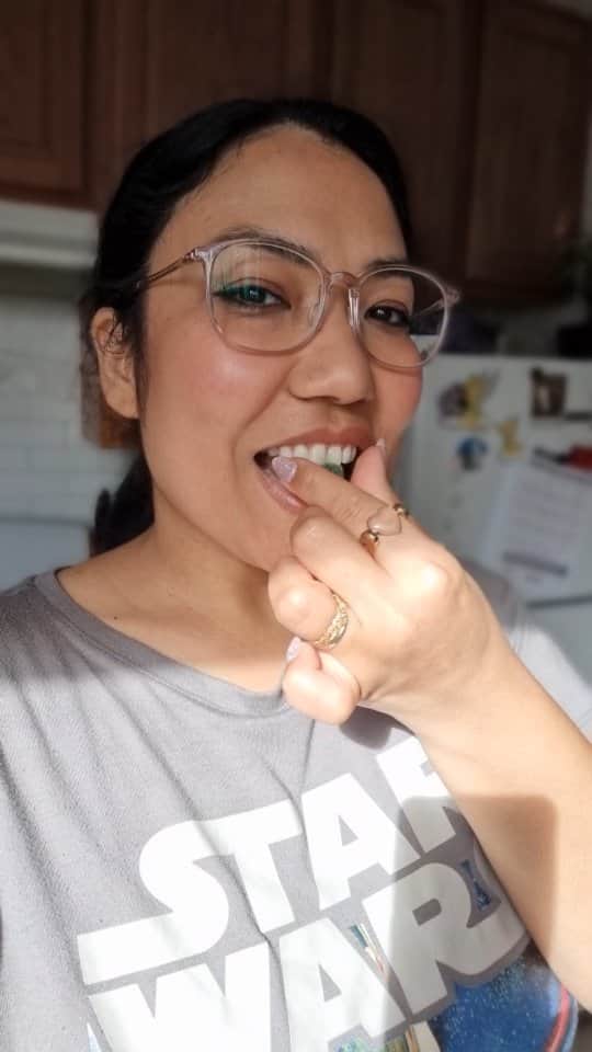 アマルのインスタグラム：「Don't judge me😅このCBDサワーグミベアうまい。今日はオイルとらなかったからグミベア2つ食べた😆できればもっと食べたいけどね🤭 あたしはサワーグミベアかヴィーガンが好き♥️よかったら試してみて～、でも食べすぎないで😁 今セールしてる‼️割り引きコードKawabati15 も使える😘」