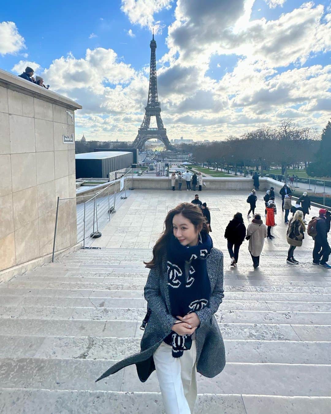Reikaのインスタグラム：「Rewriting history, manifesting my dreams   ちょっと長くなります🙇‍♀️ 今回のパリ出張は自分の中でとても 感慨深いものがありました。  娘のハナちゃんを妊娠中🤰の時、同じようにパリを訪れてました。そして様々な経緯があったので端折りますが、とても辛い時期でした。 その時、離婚を決意し自立をして 子供達を絶対自分で立派に育てる。って腹を括った自分の中で大きなターニングポイントでした。  その時の投稿でも書いてるのだけど、 シングルマザーになっても 子供達をインターに入れれるように 世界を同じように見せれるように 自分の足で立ち 私の子供として生まれてきたことを絶対後悔させないように 絶対絶対頑張る。っていう決意表明もしました。  その後、無事離婚はでき、 そして本当に大変な事が多すぎましたが。 その時決意したことはブレることなく。 世間から色んなこと言われようが、この時の気持ちを常に思い出し 真っ直ぐ突き進んできました。  なので 今回同じ場所を こんなに優しくて仲良く　@keiji_papa_ と一緒にまた🤰として訪れることができ。 あの時思い描いてた目標も全て達成ができてて、胸がいっぱいになりました😭🙏  自分が目指してた未来よりも、はるかにhappyなことばかりで 当時の苦しさや悲しみと踏ん張りが全て 幸せ貯金のためだったのかなと思います🤗  全てが今も完璧ではないしまだスタート時点ですが  今となってはパリでお仕事もでき大好きな植物療法のインプットや美容の勉強もでき。 前進のみ✨💕  そして改めて、 あの頃から支え、応援してくださってるフォロワー様へ感謝の気持ちをお伝えしたいです。 ありがとうございます❤️  そして　@keiji_papa_  いつも本当に本当にありがとう❤️🙏 こんなに穏やかでハッピーな🤰期間を過ごしながら仕事も頑張れ 上の子達とも愛情たっぷりな家庭を作れて、、😭😭 @keiji_papa_ のサポートなしではありえません。love you ❤️❤️  今踏ん張りドキの方も ちょっとでも勇気を分けれる事ができれば！ Anything is possible.   #マニフェスター #たまには長いコラム #幸せ貯金」