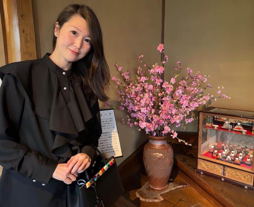 のインスタグラム：「#ホテル雅叙園東京 の#百段階段 🌸 #めでたづくし の展示の間に行けたので 雛祭りや吊るし雛がたくさんで大満足！🎎でした。 また来年もこのシーズンに行けたら嬉しいなぁ🌸 暖かくなってきて 新年度がもうすぐ🥰 . . . . #東京観光 #ホテル雅叙園東京 #雅叙園 #雛祭り #つるし雛 #きつねの嫁入り #ママコーデ #授乳服 #授乳コーデ #fraise #パールブラウス #フェンディ　#fendibag #tokyo」