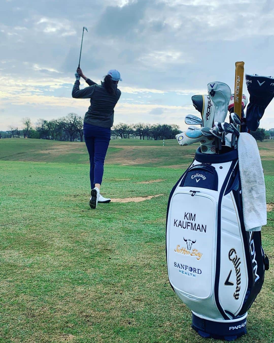 キム・カウフマンのインスタグラム：「It’s hard to believe I have played professional golf for over a decade now! Where has the time gone!? 😰🫣 Follow along this year as I play the @epsontour and hopefully get a couple @lpga_tour starts. Next week ➡️ @carlisleclassic in Mesa, AZ.  @sanford_glf @sanford_complex @callawaygolf @footjoy @titleist #sanfordsports」
