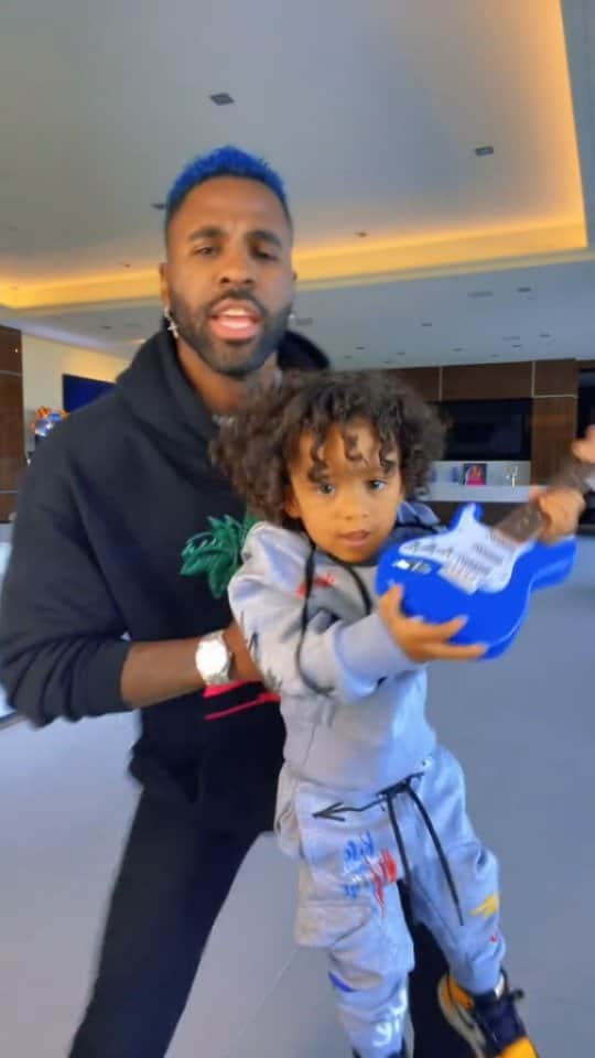 ジェイソン・デルーロのインスタグラム：「Teaching @jasonking how to Soca 🕺🏾🕺🏾」