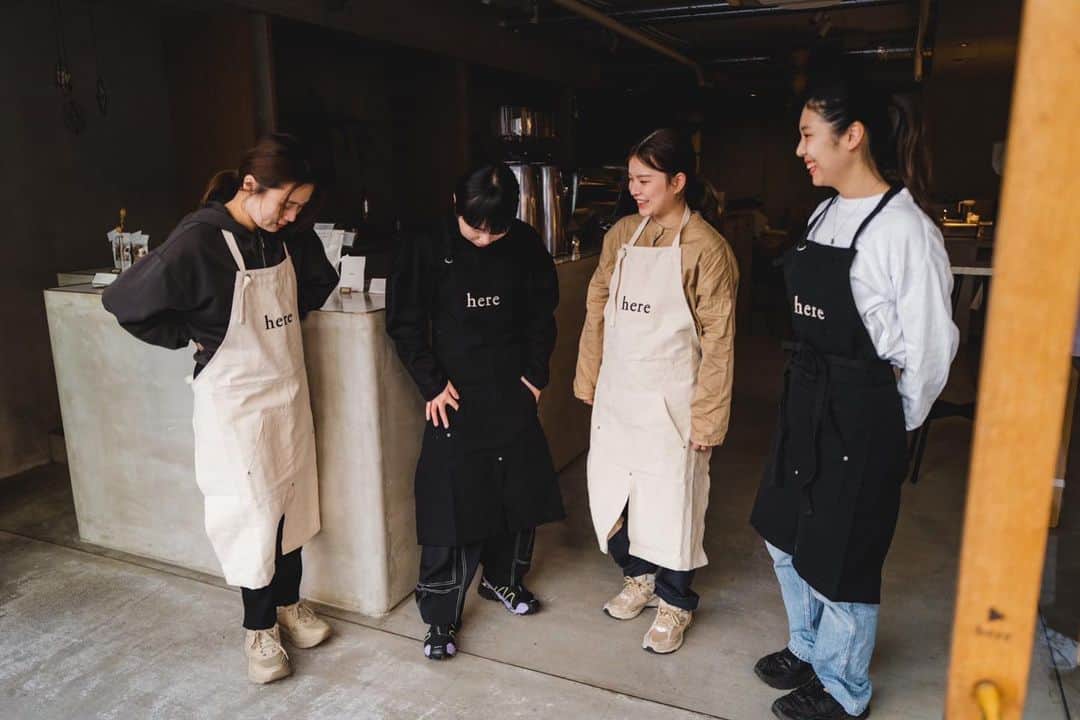 大瀧彩乃のインスタグラム：「・ here staff apron作ってみました🧑‍🍳 こちらキャンバス地で生成りと黒の2色。  かわいこちゃんたちの写真に朝から癒された🫶  @here.kyoto   #kyoto#kyotocafe#latte#latteart #京都カフェ#京都カフェ巡り」