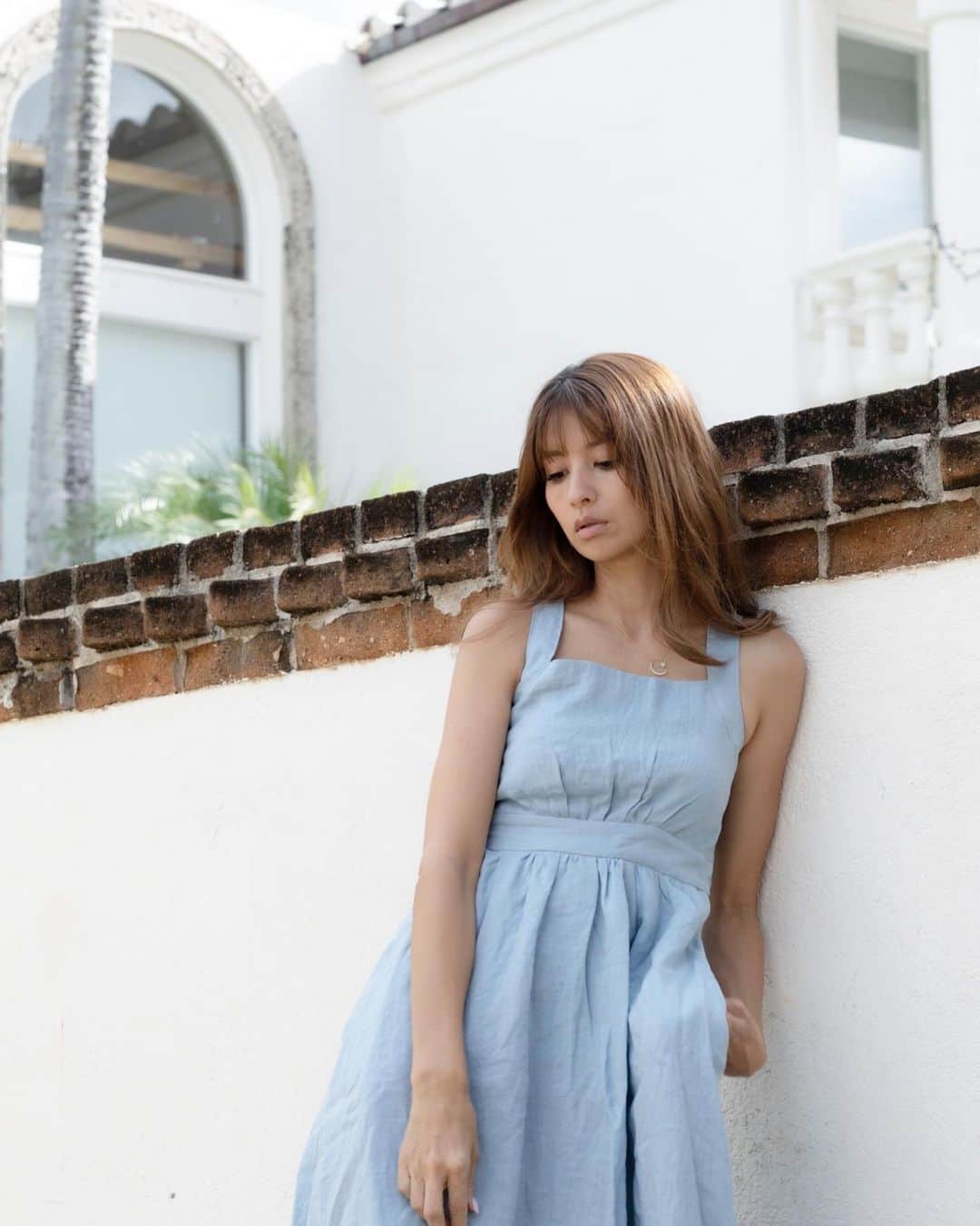 吉川ひなののインスタグラム：「受注オーダー中の100%リネンワンピース、色を迷ってるってイベントで会ったみんなが言ってた♡ 迷うよね〜😵  水色はこんな感じです☺️」