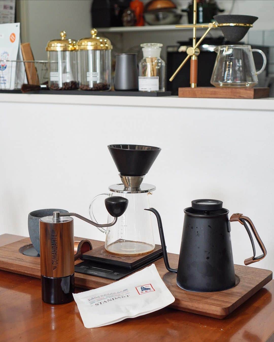 高田朋佳のインスタグラム：「Saturday morning with my favorite coffee.  最近ハマりにハマっているハンドドリップコーヒー。 時間は掛かるけどドリップする時間や、美味しいコーヒーを飲む時間はとても有意義でリラックス出来る。 ただ収集癖も相まってどんどんモノが増えていく… 因みに僕の好みは酸味が少なめの中深煎り。  #handdripcoffee #dripcoffee #ハンドドリップコーヒー #saturdaymorning」