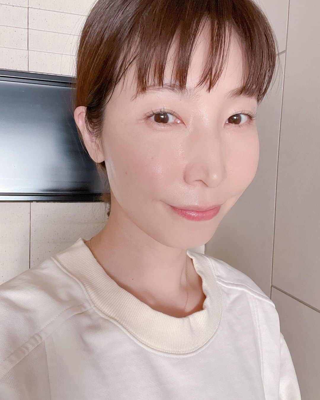 高橋里帆さんのインスタグラム写真 - (高橋里帆Instagram)「みなさんマスクを外す用意はできてますか？  ここ何年かコロナ禍でマスク生活に慣れてしまった。 顔の下半身と言われる部分を隠し、 眉毛と目元で勝負してきた生活から一気に全顔で勝負しなければならない。  マスク生活で分かったこと！ マスクをしてれば意外と美人に！ 美人に見える。 隠せる。盛れる。  外してがっかり。 イメージが違うってなる事が多く。 (私もそう思われてるかも)  顔の印象を変えるのは顔の下半身でもある。 目から下なんだなぁって感じました。  肌も全面に見えるから、たるみや毛穴、質感も全て見えてします。  目の下のクマもマスクをしていれば意外と分かりづらかったけど。。。  唇の形、色  鼻の形 輪郭 言い始めたらキリがないほど。 出てくる出てくる。  マスクでたるんだ肌、口角をなんとかしないと。  これからは顔の下半身をフューチャーしてケアしていかないと！！！ 逆に言ったらトータルで印象を変えることができるので美人印象になれるチャンスです！！ 一緒に頑張りましょ✨ これからが楽しみですね。  #マスク生活#マスク#顔の下半身#たるみ#くすみ#クマ#毛穴#印象チェンジ#チェンジ」3月11日 10時17分 - takahashi.riho