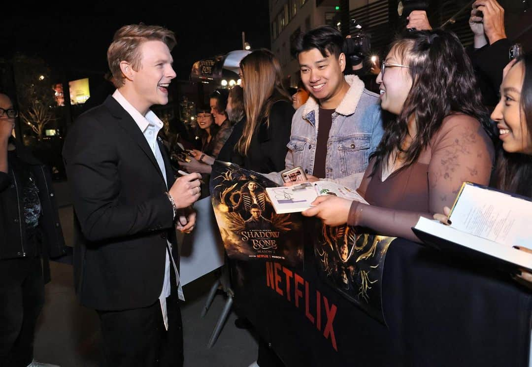 パトリック・ギブソンさんのインスタグラム写真 - (パトリック・ギブソンInstagram)「@shadowandbone premiere last night 🖤 Thank you to everyone who came down and made it so special.  @simonerocha_  @zadrianandsarah」3月11日 10時19分 - paddygibson