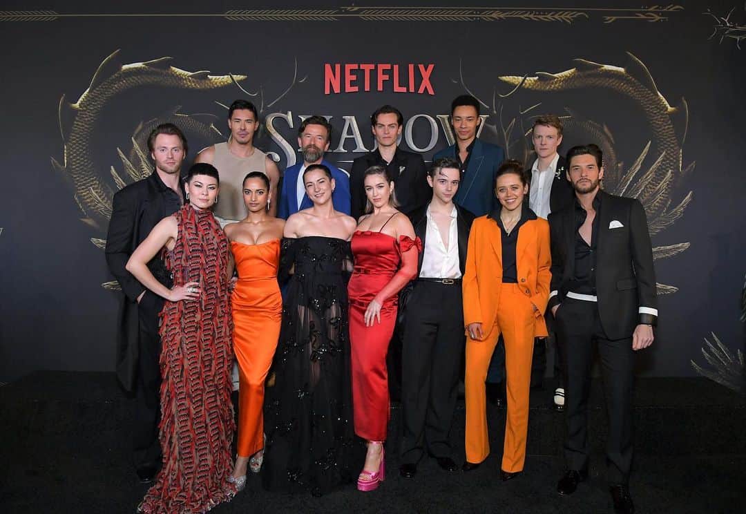 パトリック・ギブソンのインスタグラム：「@shadowandbone premiere last night 🖤 Thank you to everyone who came down and made it so special.  @simonerocha_  @zadrianandsarah」