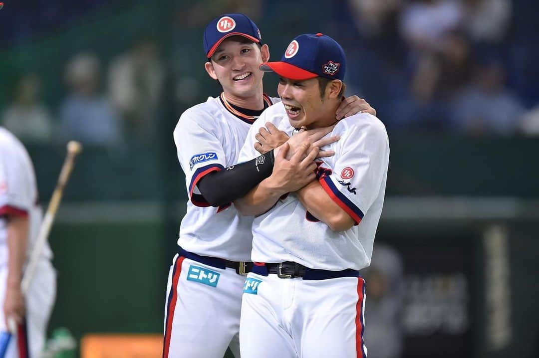 杉谷拳士さんのインスタグラム写真 - (杉谷拳士Instagram)「. 【近藤健介】 毎日、Good eye👀‼︎Good batting🏟  夢と感動と大興奮をありがとう😊‼︎‼︎  今回のWBCで、野球を初めて見る👀‼️ という方達にも野球の素晴らしさを全身で表現する気持ちの入ったプレー🔥 バッティング技術。 選球眼。 あなたはバケモノです笑‼️‼️  怪我なく、近ちゃんらしくワンパクにプレーしてね☺️💪‼️  今日も応援準備中📣  侍Japanに大歓声を‼️‼️‼️  #wbc #侍japan #世界の #近藤健介 #近ちゃん #ワンパク #野球少年 #japan #バケモノ #化け物」3月11日 10時38分 - kenshi.02