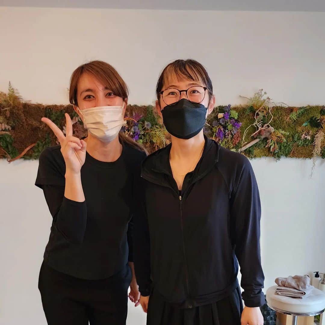 ジェーン・スーさんのインスタグラム写真 - (ジェーン・スーInstagram)「体のメンテナンスでお世話になってる @hacca_official のかねちゃん👓️とよーちゃん。@haruko227 さんの紹介で真面目に通い始めて2年目です。  代表の藤井さんはゴッドハンド、かねちゃん👓️もスーパーハンド、びっくりしたのがデビュー1年未満のよーちゃんがめちゃ上手くなってたこと。よーちゃんの時代きた！  感想を伝えたら「これでまた頑張れます～」とのことで、仕事でそういうのあるよねーと思った。良い感想はじゃんじゃん伝えていこう。  二人とも、もともとはお客さんだったというのがすごい。お客さんから施術師へ。椅子に座りっぱなしの毎日を乗りきるのに大変助かっております。ありがとうございます。」3月11日 10時38分 - janesu112