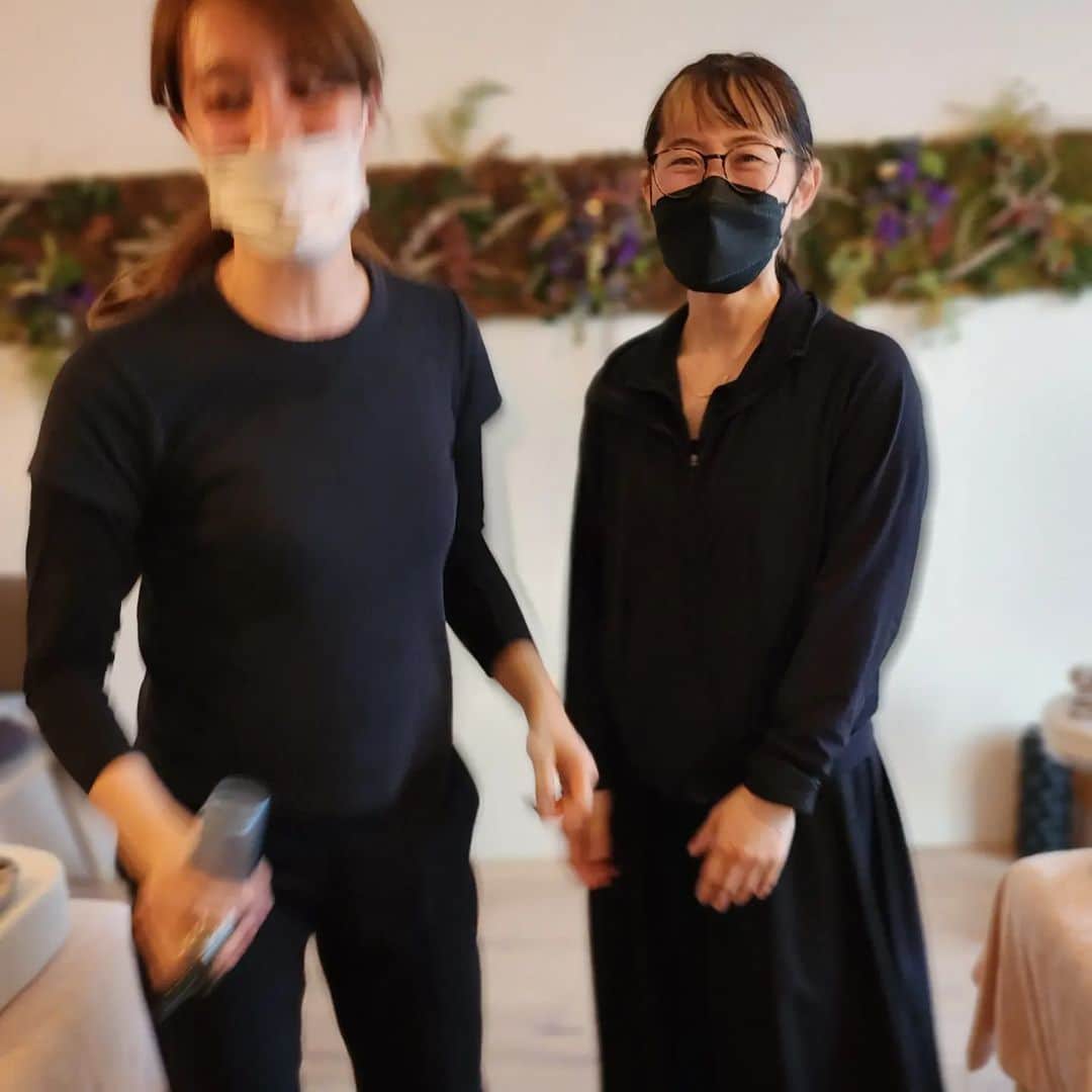 ジェーン・スーさんのインスタグラム写真 - (ジェーン・スーInstagram)「体のメンテナンスでお世話になってる @hacca_official のかねちゃん👓️とよーちゃん。@haruko227 さんの紹介で真面目に通い始めて2年目です。  代表の藤井さんはゴッドハンド、かねちゃん👓️もスーパーハンド、びっくりしたのがデビュー1年未満のよーちゃんがめちゃ上手くなってたこと。よーちゃんの時代きた！  感想を伝えたら「これでまた頑張れます～」とのことで、仕事でそういうのあるよねーと思った。良い感想はじゃんじゃん伝えていこう。  二人とも、もともとはお客さんだったというのがすごい。お客さんから施術師へ。椅子に座りっぱなしの毎日を乗りきるのに大変助かっております。ありがとうございます。」3月11日 10時38分 - janesu112