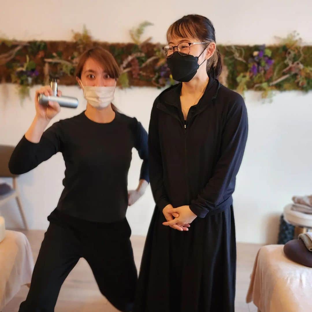 ジェーン・スーさんのインスタグラム写真 - (ジェーン・スーInstagram)「体のメンテナンスでお世話になってる @hacca_official のかねちゃん👓️とよーちゃん。@haruko227 さんの紹介で真面目に通い始めて2年目です。  代表の藤井さんはゴッドハンド、かねちゃん👓️もスーパーハンド、びっくりしたのがデビュー1年未満のよーちゃんがめちゃ上手くなってたこと。よーちゃんの時代きた！  感想を伝えたら「これでまた頑張れます～」とのことで、仕事でそういうのあるよねーと思った。良い感想はじゃんじゃん伝えていこう。  二人とも、もともとはお客さんだったというのがすごい。お客さんから施術師へ。椅子に座りっぱなしの毎日を乗りきるのに大変助かっております。ありがとうございます。」3月11日 10時38分 - janesu112