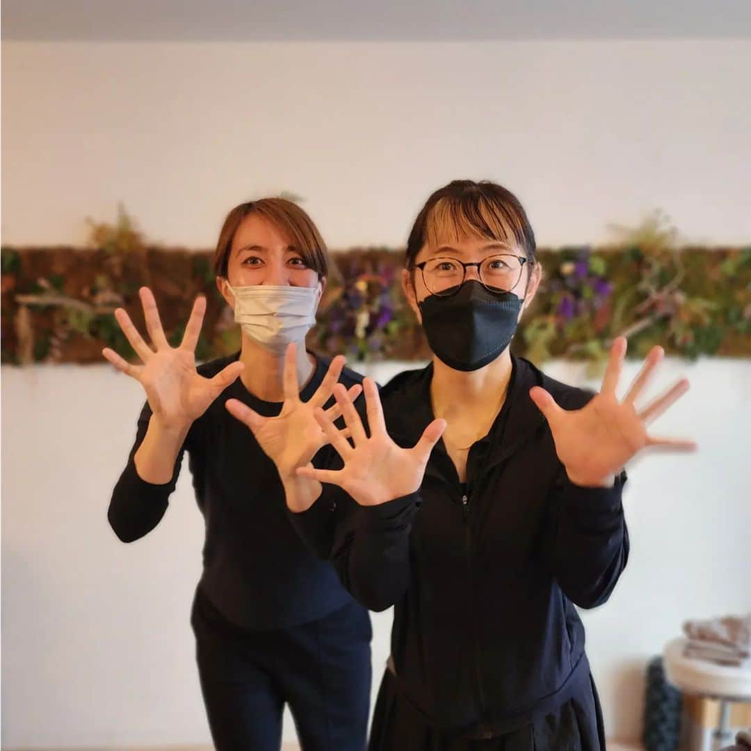 のインスタグラム：「体のメンテナンスでお世話になってる @hacca_official のかねちゃん👓️とよーちゃん。@haruko227 さんの紹介で真面目に通い始めて2年目です。  代表の藤井さんはゴッドハンド、かねちゃん👓️もスーパーハンド、びっくりしたのがデビュー1年未満のよーちゃんがめちゃ上手くなってたこと。よーちゃんの時代きた！  感想を伝えたら「これでまた頑張れます～」とのことで、仕事でそういうのあるよねーと思った。良い感想はじゃんじゃん伝えていこう。  二人とも、もともとはお客さんだったというのがすごい。お客さんから施術師へ。椅子に座りっぱなしの毎日を乗りきるのに大変助かっております。ありがとうございます。」