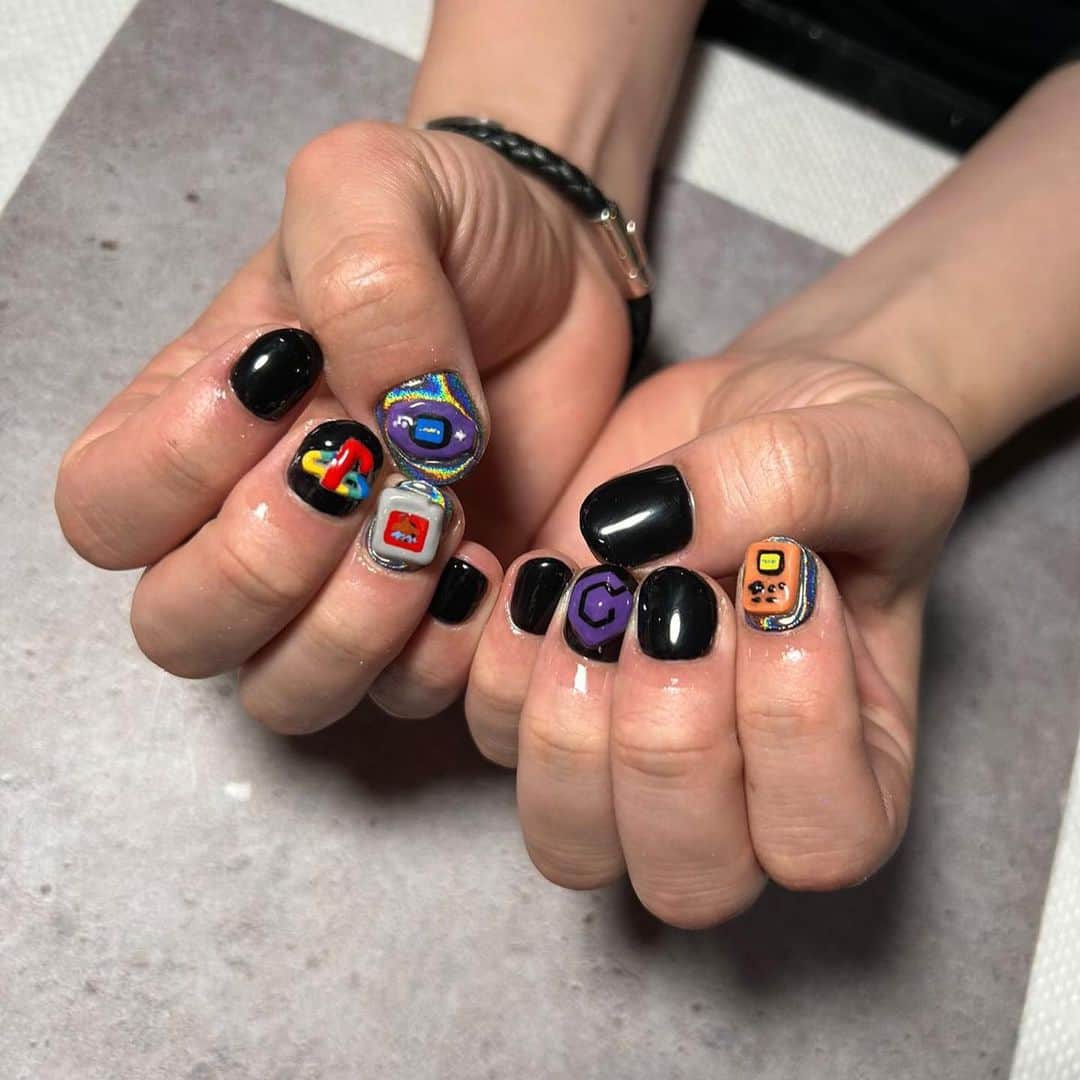 マーティンさんのインスタグラム写真 - (マーティンInstagram)「. さて今回は少年心をくすぐるネイル！！！  2枚目の左から、ゲームボーイアドバンス、プレステーションのロゴ、ゲームボーイカラーのソフト！ 反対の手、ゲームキューブのロゴ、ゲームボーイカラー！！！  可愛い！！！ 今回も器用すぎる....  いつもありがとうございマーティン！！！  #ゲームネイル #PS #ゲームボーイアドバンス #ゲームボーイカラー #ゲームキューブ #メンズネイル #ネイル #ネイルサロン #yesマーティン #いただきマーティン」3月11日 10時53分 - martin.world