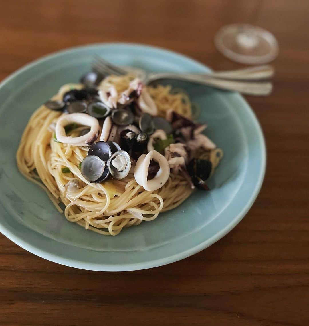 のインスタグラム：「朝からパスタ 下の子のリクエスト 先日レストランで食べたシジミのパスタの真似っこ イカと青ネギを加えてオイルベースで 生姜とにんにくをほんのり効かせて  3月11日。あの日撮影が中断して 上の子を迎えに走った エレベーターが止まって 高層階の家まで階段を抱っこして上がった 月日は流れて今朝は上の子は部活へ 日常があることに感謝して その時生まれてなかった下の子と話す時間」