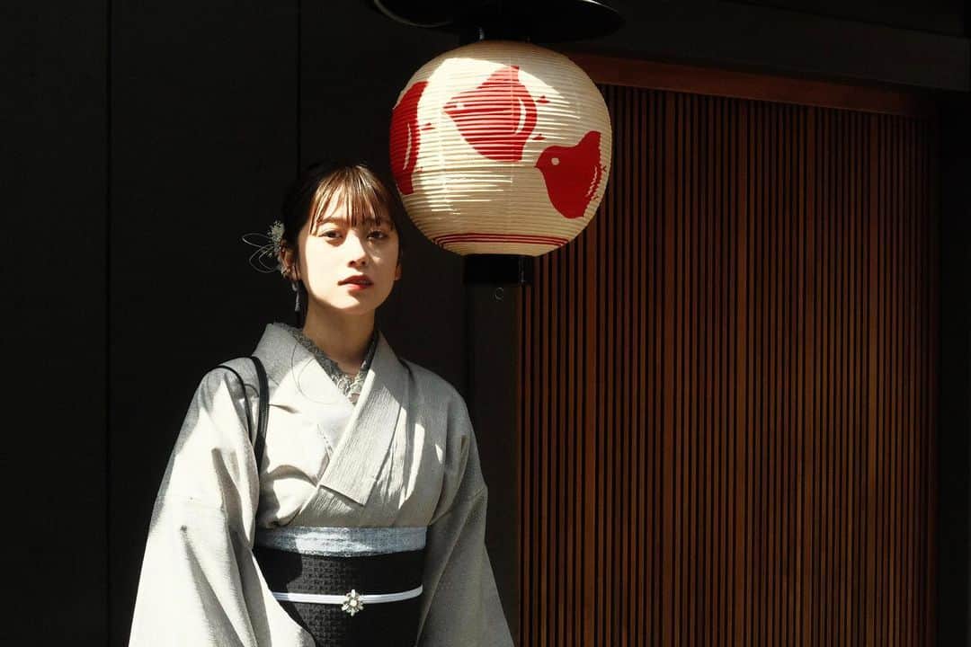 谷本琳音のインスタグラム：「25歳です。  ちょっと信じられないです。 もうそんな年齢になったんですね。 びっくりしてます。  皆様、覚えてますでしょうか。 24歳の私は、そう 「デニムが似合う女になる」  ずっと欲しかったデニムを手に入れ、 それに見合う女になることができました。たぶん。  そんな谷本は正直悩みました。 考えて考えて、考えた結果  25歳の抱負は 「シャツが似合う大人の女になる」  です。  なるます。  着こなして見せましょう。  そして、そして、 芸事を生業としていながら この歳になって初めて車折神社に ご挨拶に行ってきました。 ２０年続けてこられた感謝の気持ちを込めて 遅ればせながら奉納をし、 朱塗りの玉垣を作っていただきました。  ２ヶ月後には私の名前が書かれている玉垣が 車折神社のどこかにかけられると思います。たぶん。  素敵な25歳の幕開けです。 いつも応援してくれ、愛溢れる言葉をくれる皆さま  これからも、よろしくね  私らしく私のペースで頑張るぞ💥  #車折神社 #京都旅 #着物 #祇園」